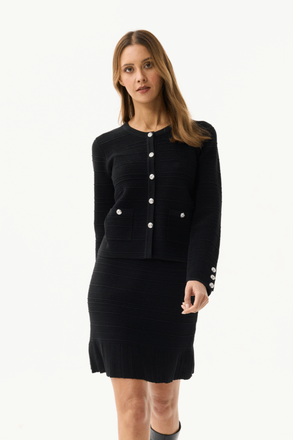 Sale 28 ג׳קט סריג שחור בטקסטורה עשירה עם כפתורי מתכת מבריקים