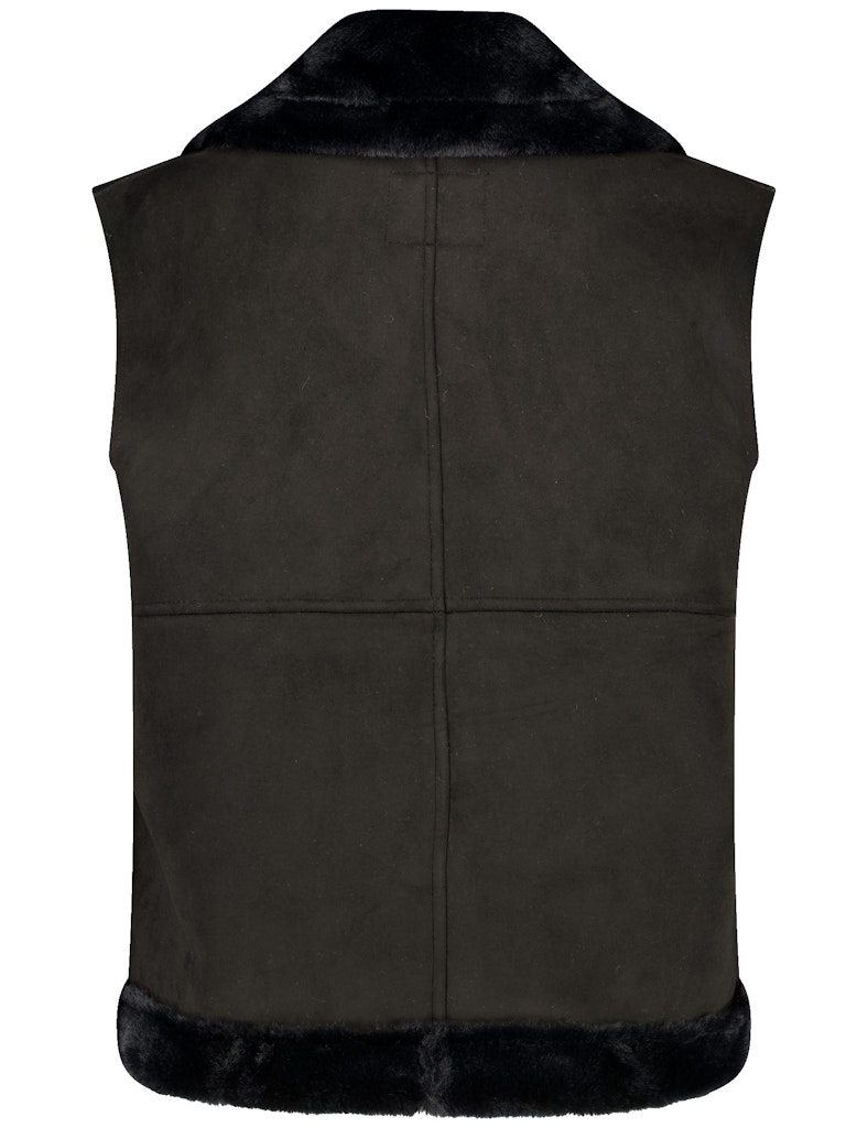 וסט שחור מחמם במראה זמש עם פרווה רכה