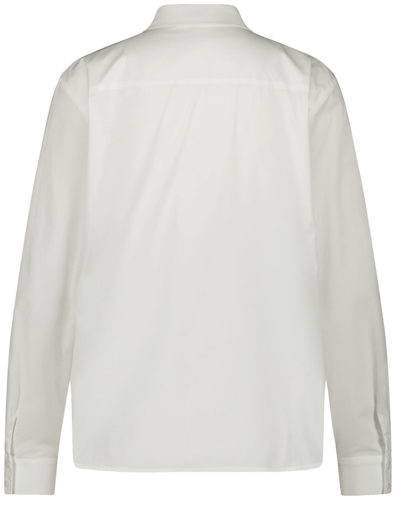 חולצה לבנה אלגנטית עם רקמה פרחונית