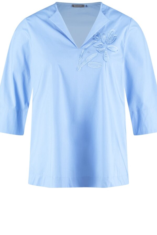 Sale 97 חולצת תכלת במראה רך עם רקמת פרחים