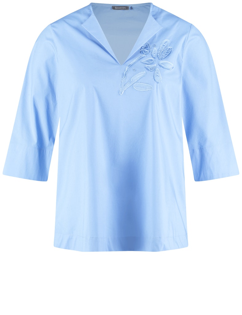 חולצת תכלת במראה רך עם רקמת פרחים