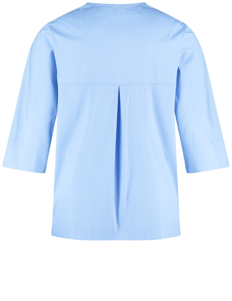 חולצת תכלת במראה רך עם רקמת פרחים