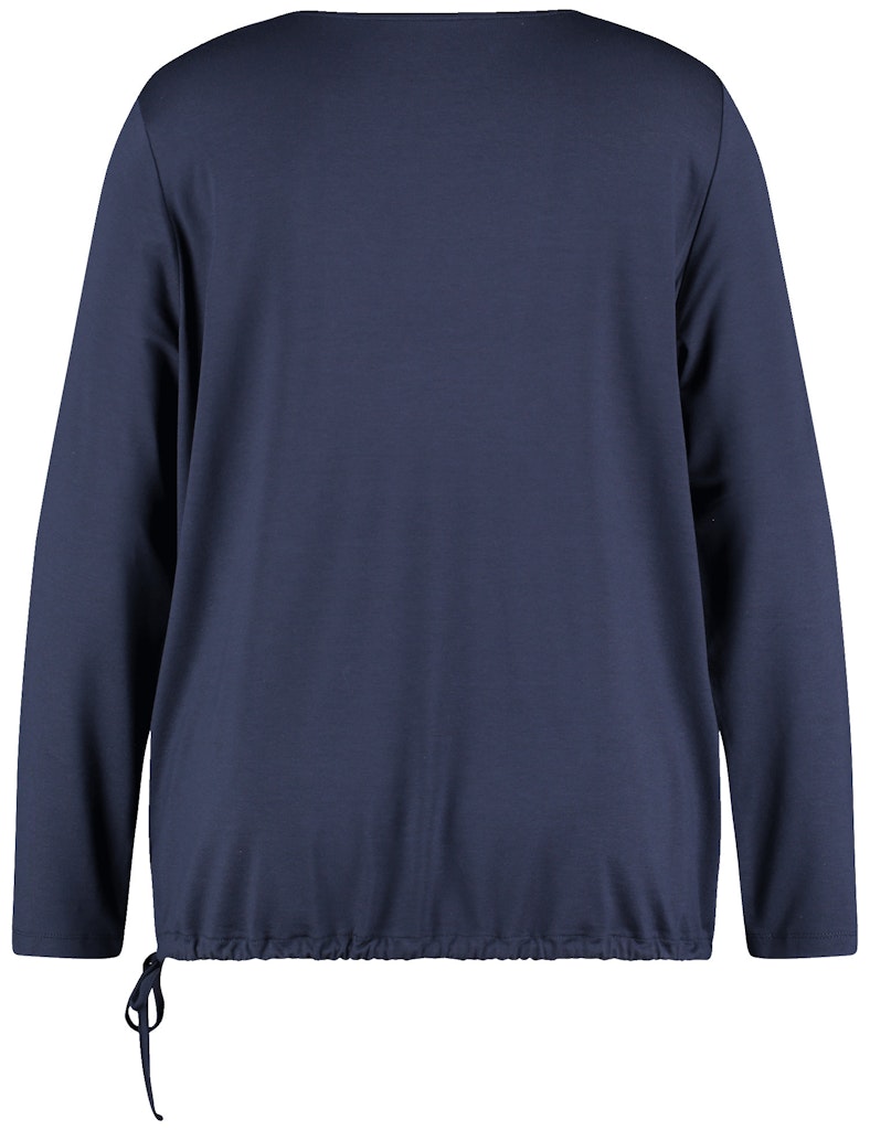 חולצה כחולה עם הדפס פרחים צבעוני ונגיעות אבנים מבד רך