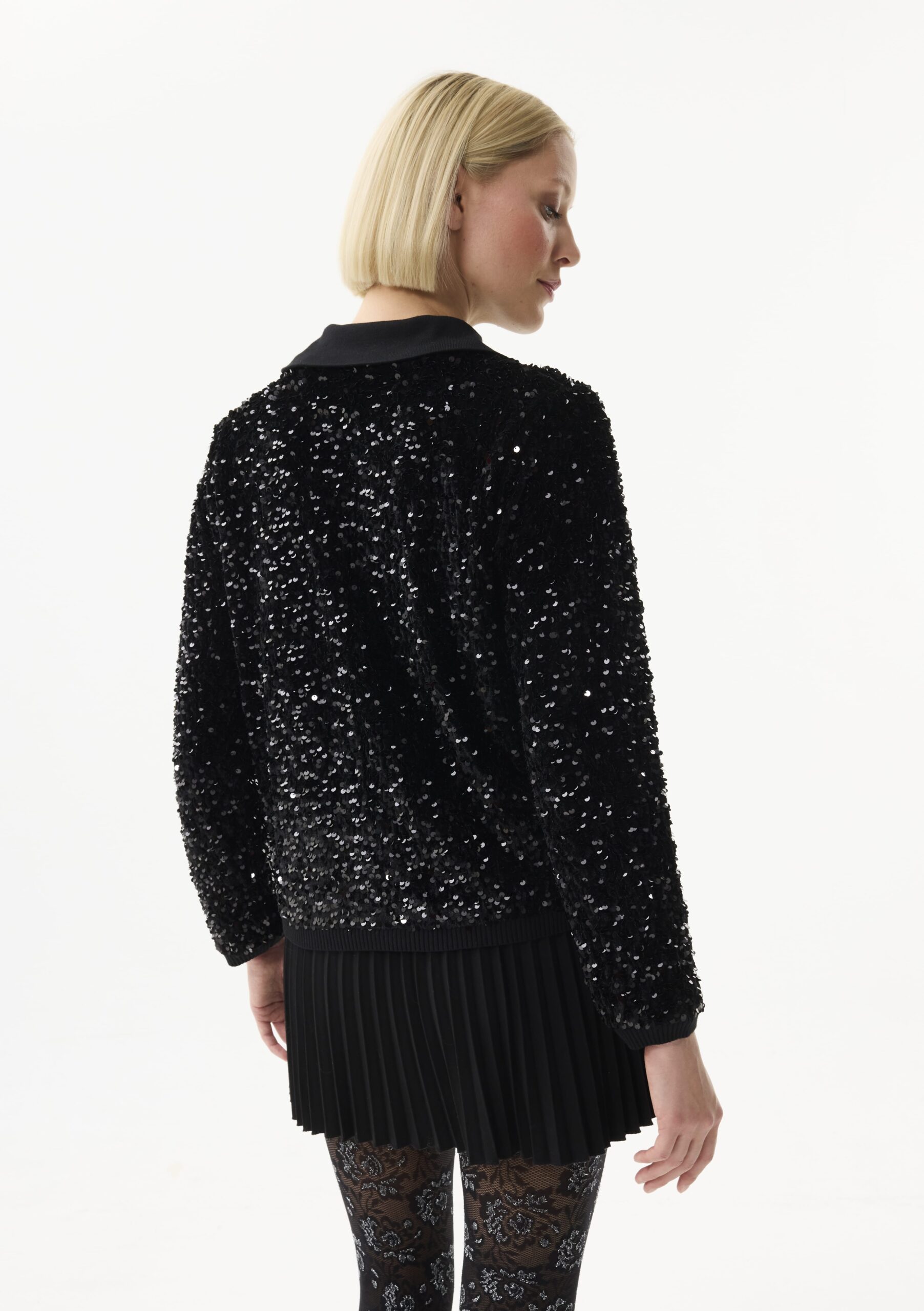 ג׳קט סריג שחור מבד גמיש עם פאייטים מנצנצים