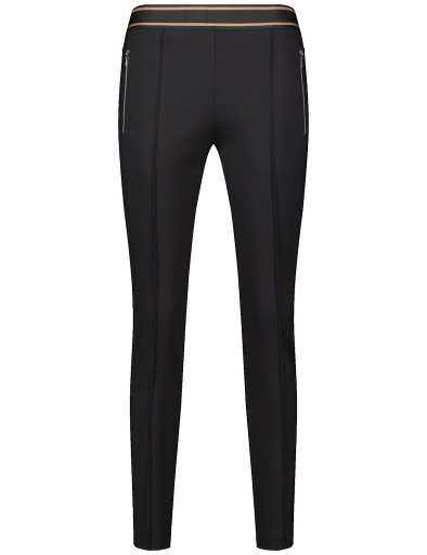 מכנסי טייץ צמודים במראה ספורטיבי