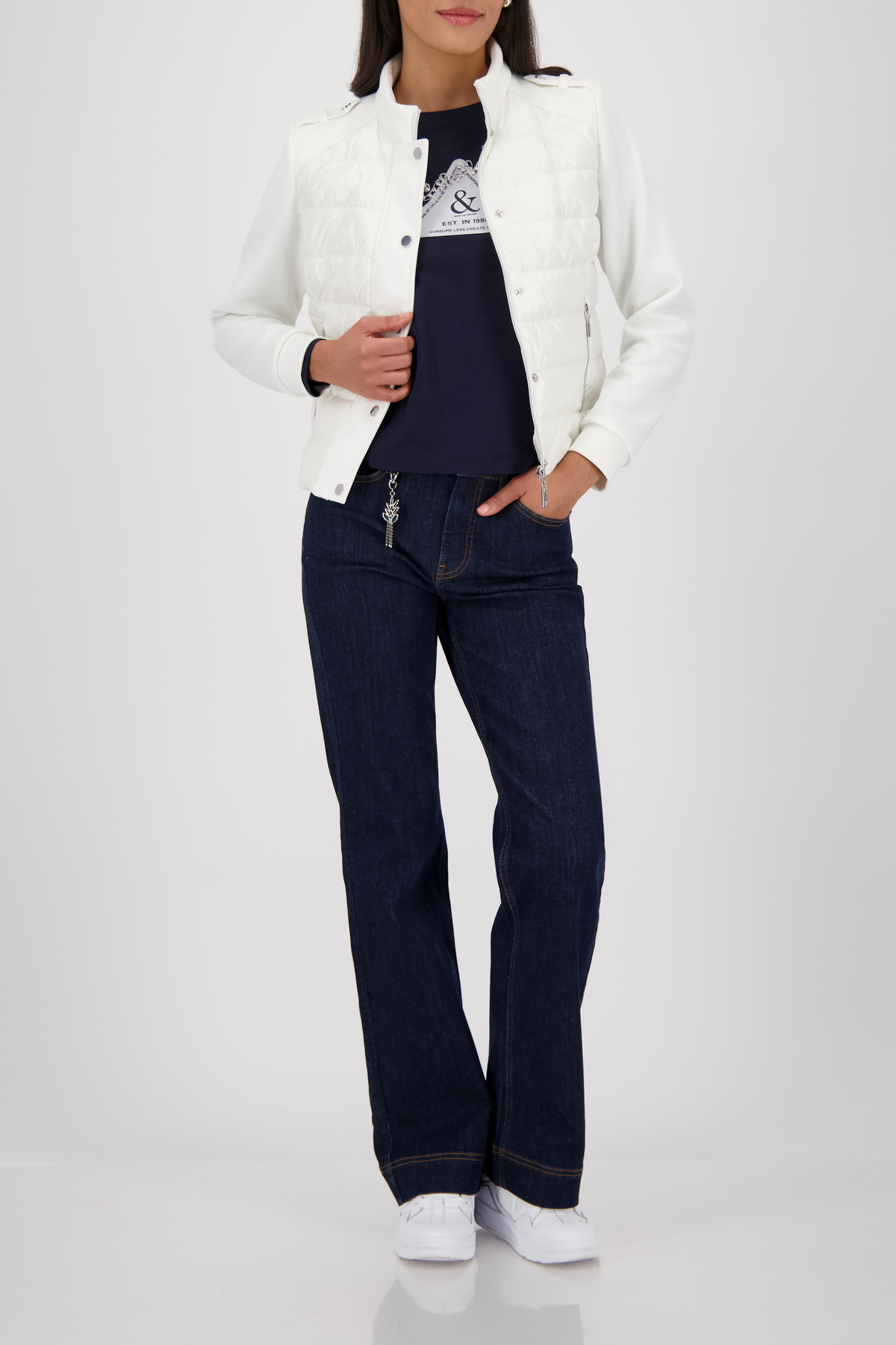 ג'קט בומבר לבן עם כפתורים