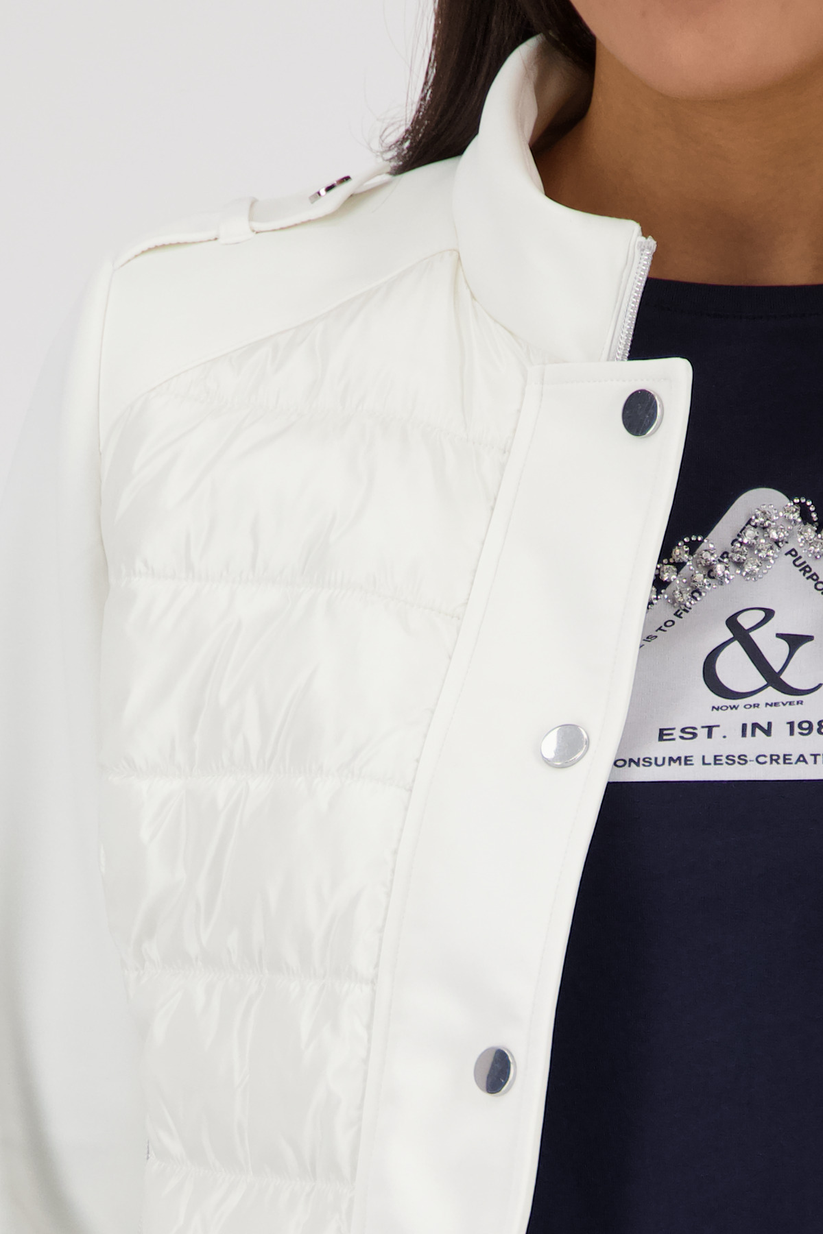 ג'קט בומבר לבן עם כפתורים