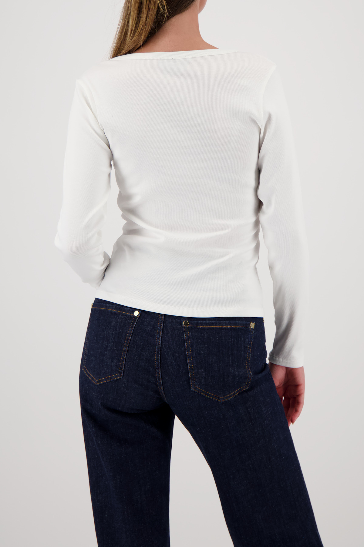 חולצת טי עם כפתורים יוקרתיים