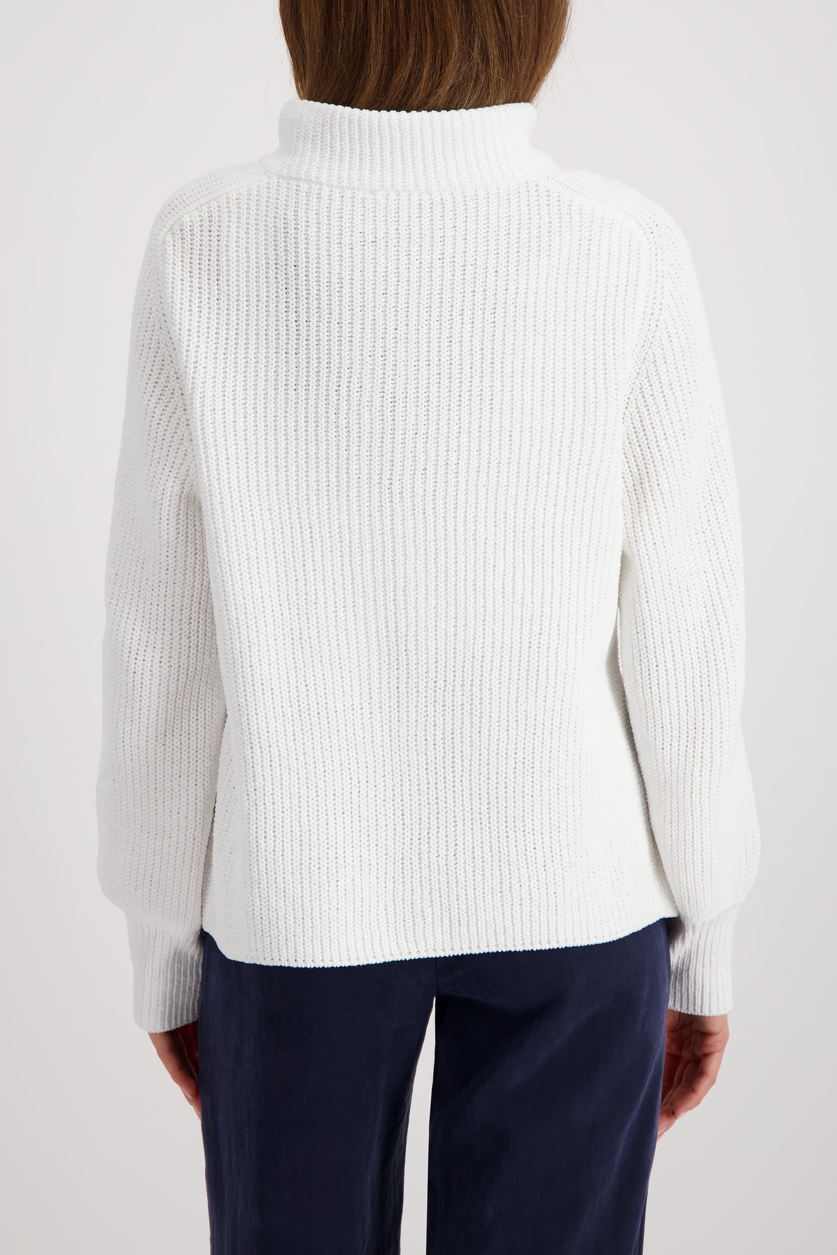 סוודר לבן עם רוכסן בגימור ריב