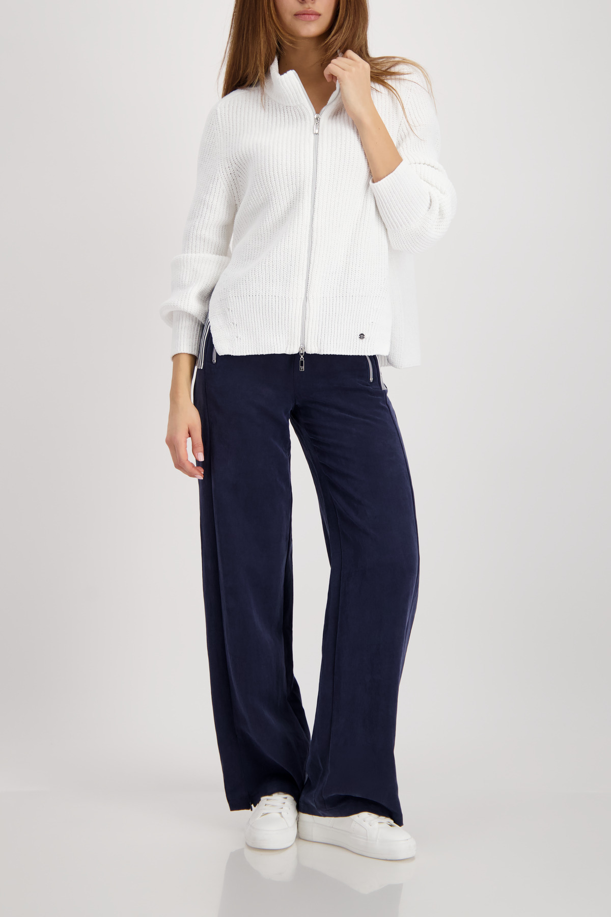 סוודר לבן עם רוכסן בגימור ריב