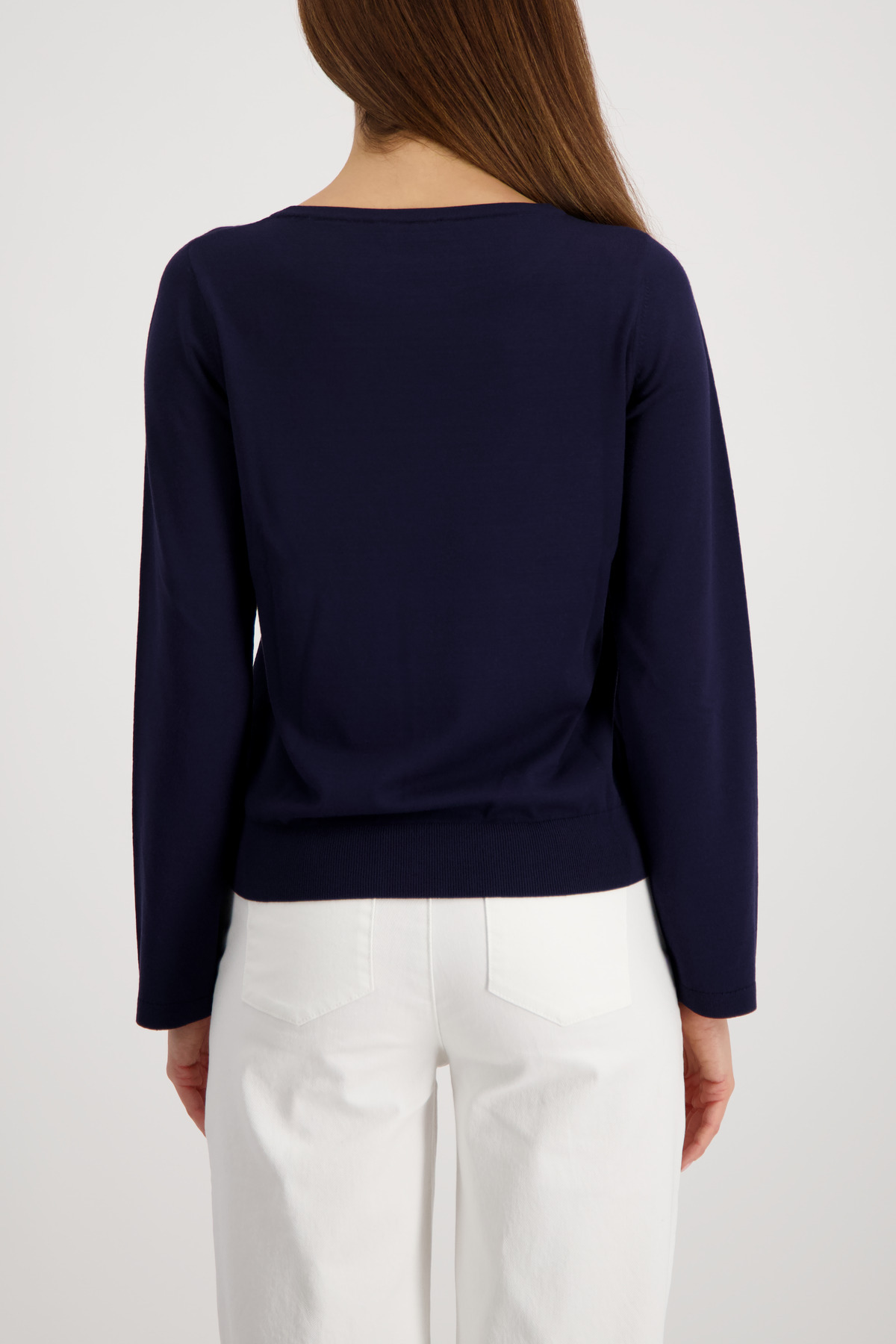 סוודר כחול כהה קלאסי עם שרוולים ארוכים