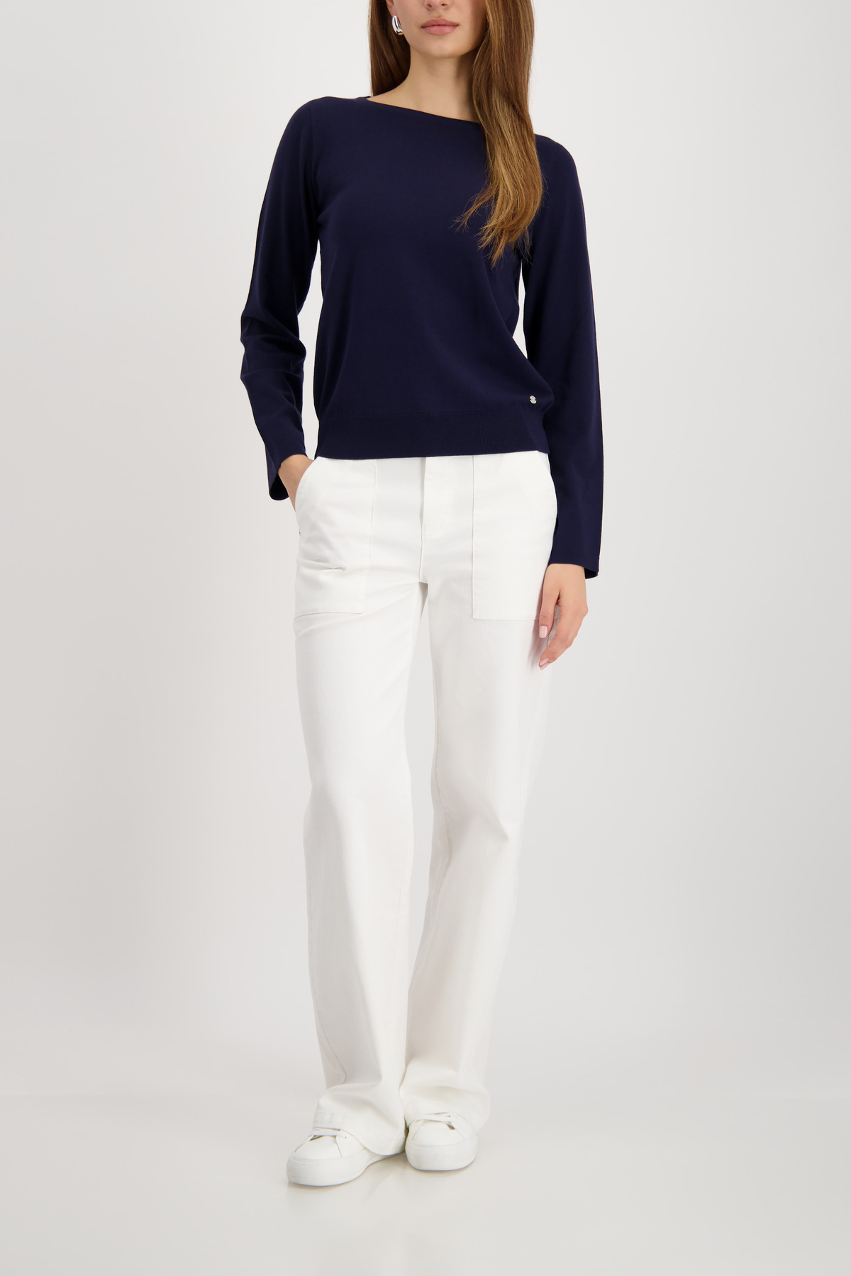 סוודר כחול כהה קלאסי עם שרוולים ארוכים