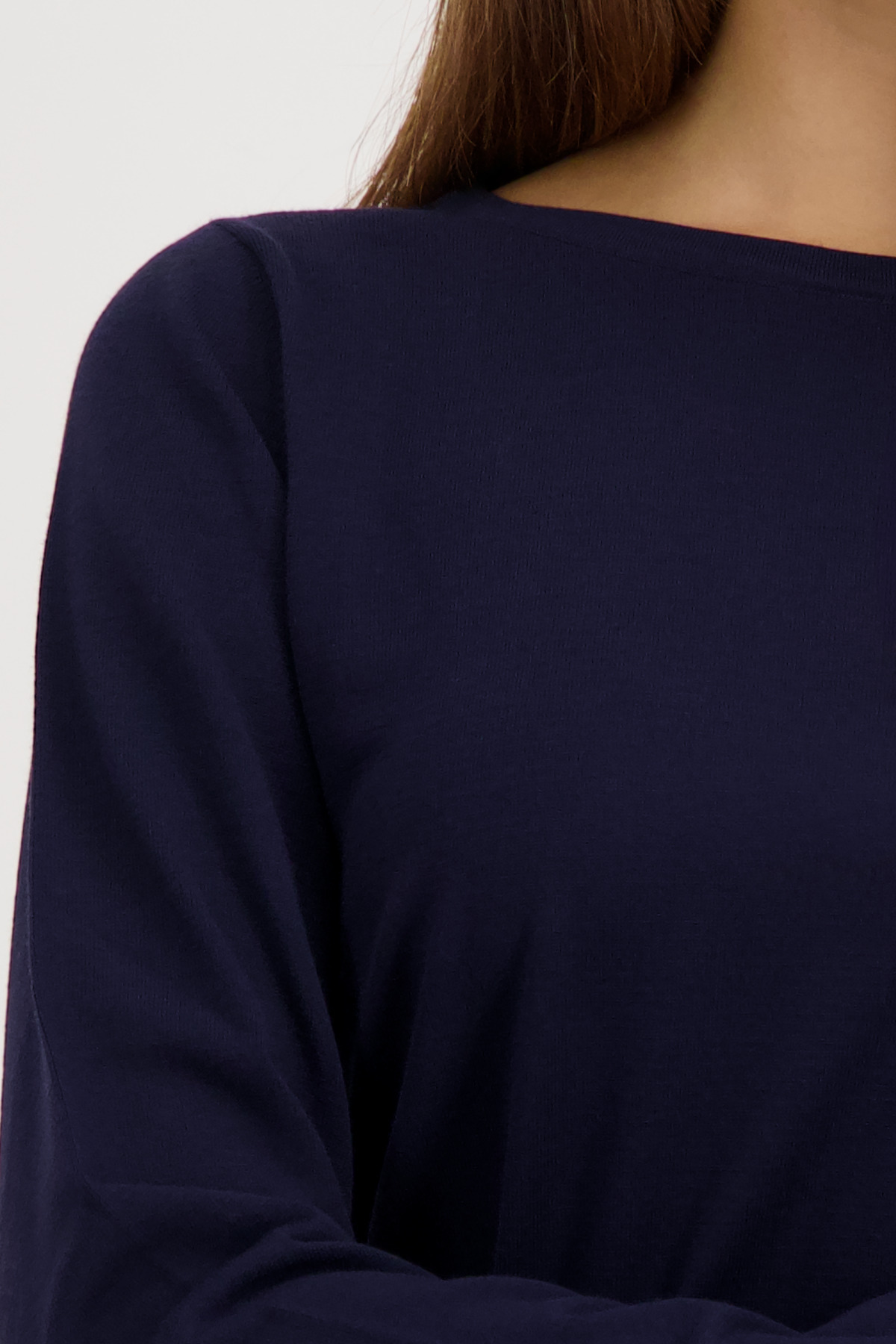 סוודר כחול כהה קלאסי עם שרוולים ארוכים