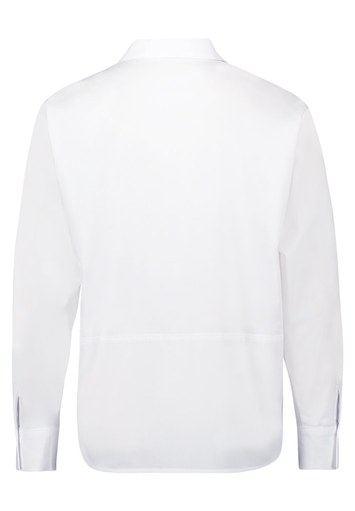 חולצת כפתורים לבנה עם תיפורים מעוצבים