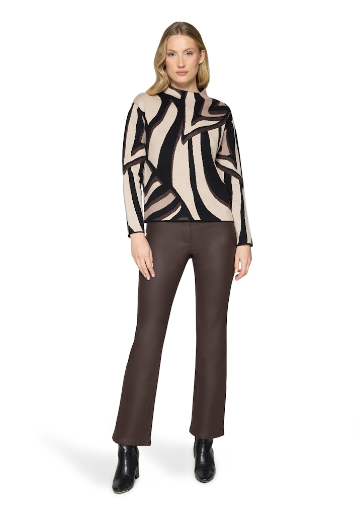 סריג בהדפס גיאומטרי בגווני בז' ושחור