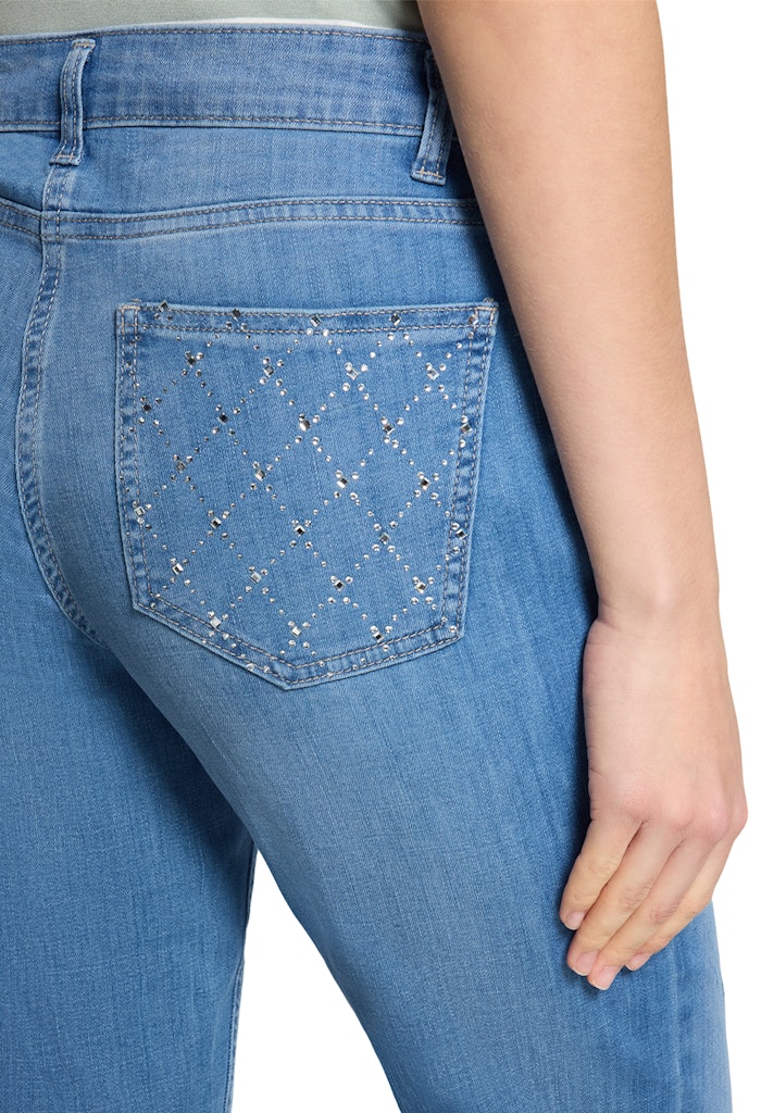 ג'ינס כחול בהיר קלאסי בגזרה ישרה