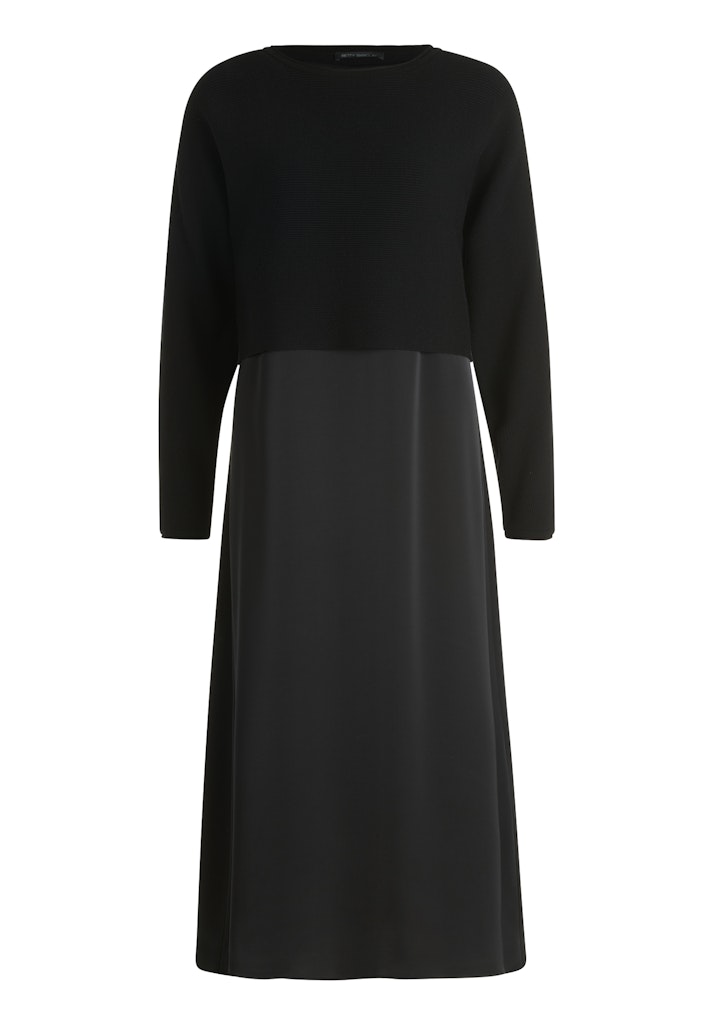 שמלה שחורה עם חתך במותן