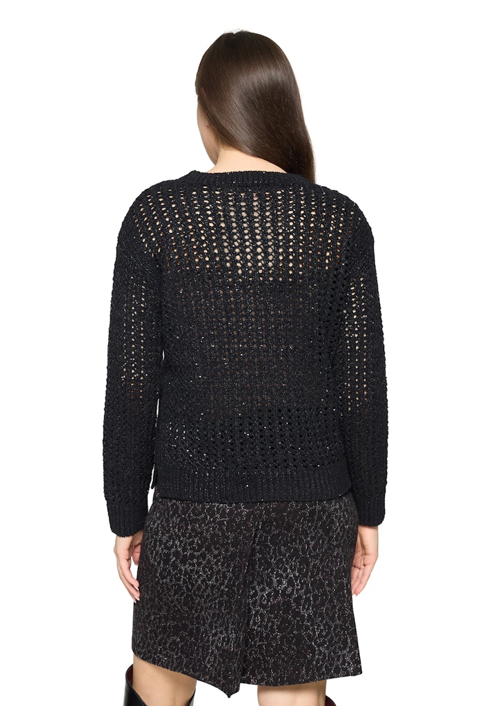 סריג שחור מחורר במראה קליל