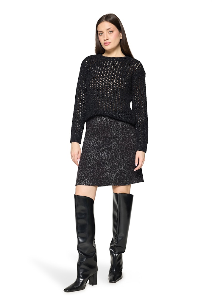 סריג שחור מחורר במראה קליל