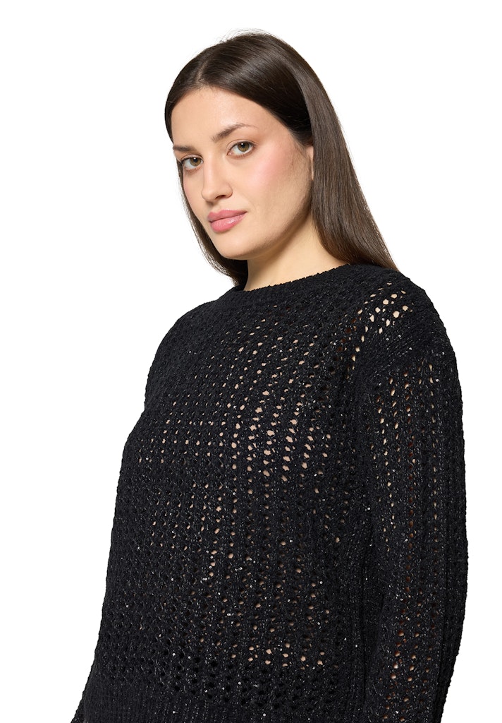 סריג שחור מחורר במראה קליל