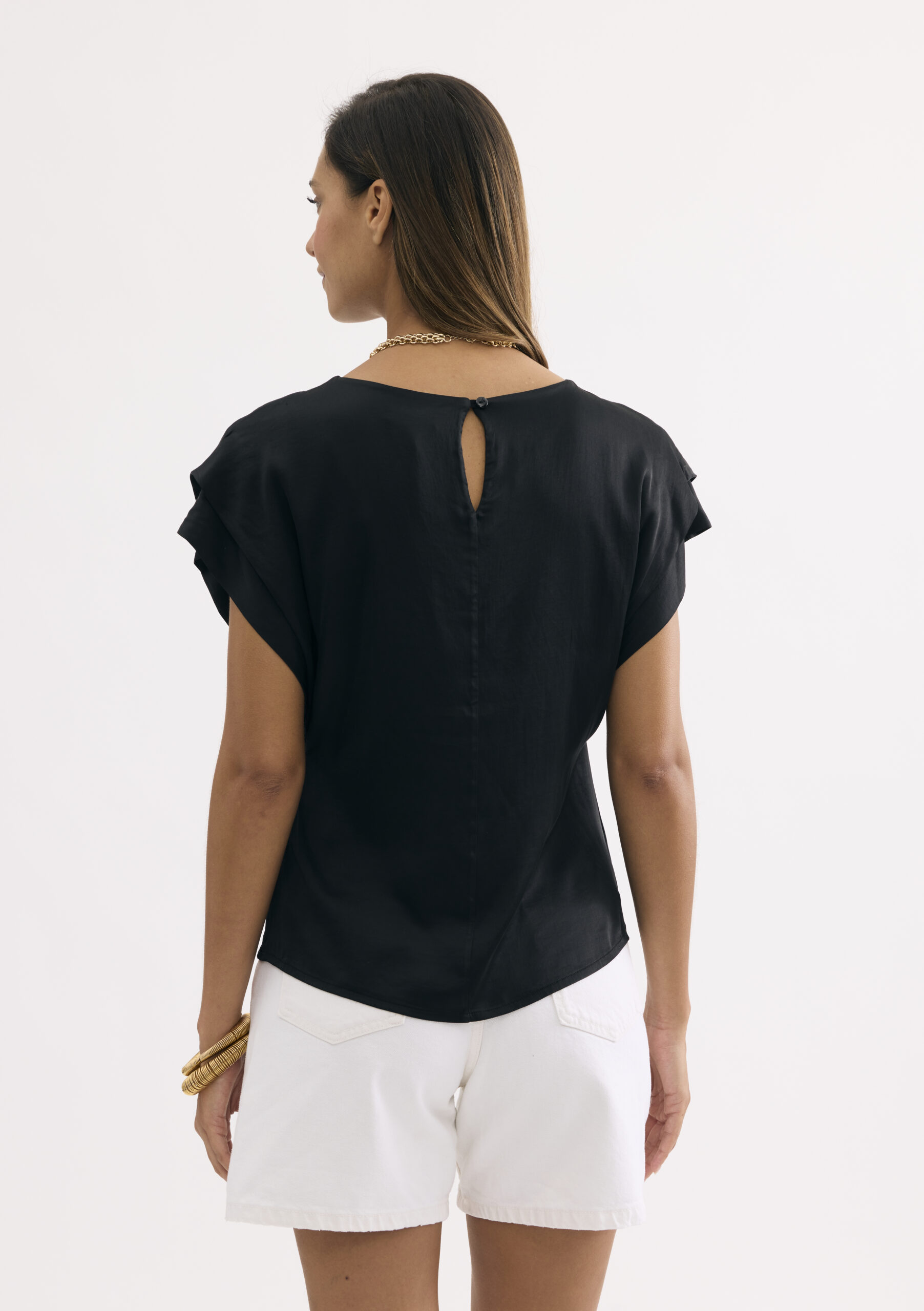 חולצה מבריקה במראה חלק ונשפך