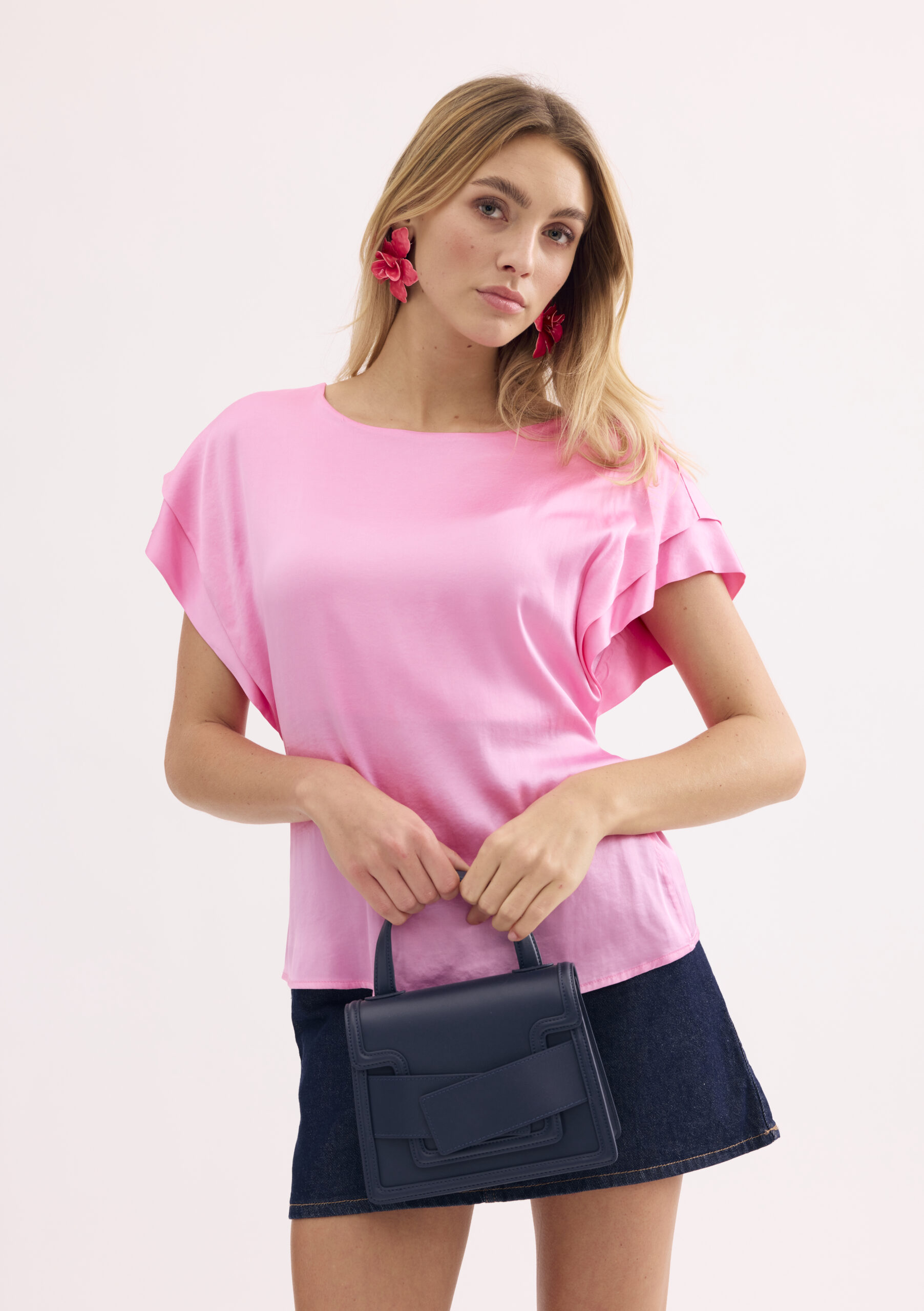 חולצה מבריקה במראה חלק ונשפך