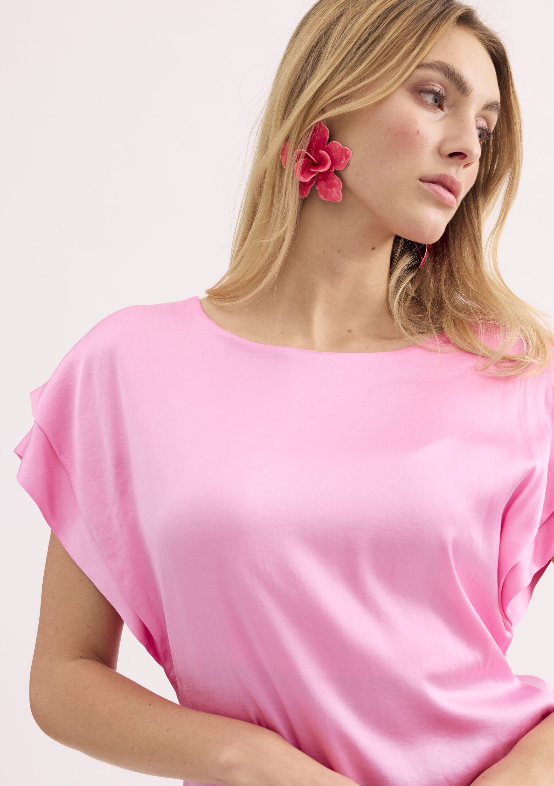 חולצה מבריקה במראה חלק ונשפך