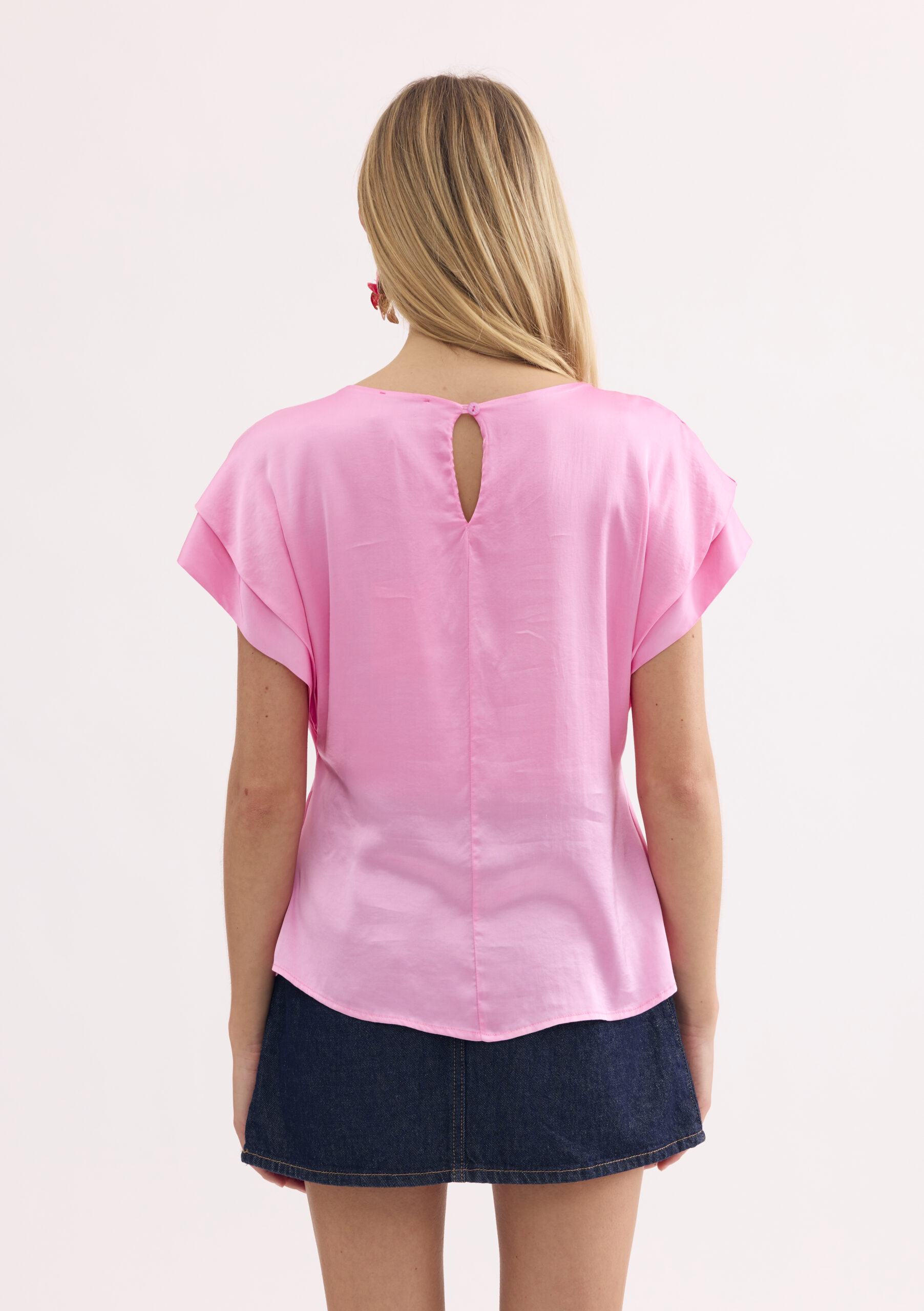 חולצה מבריקה במראה חלק ונשפך