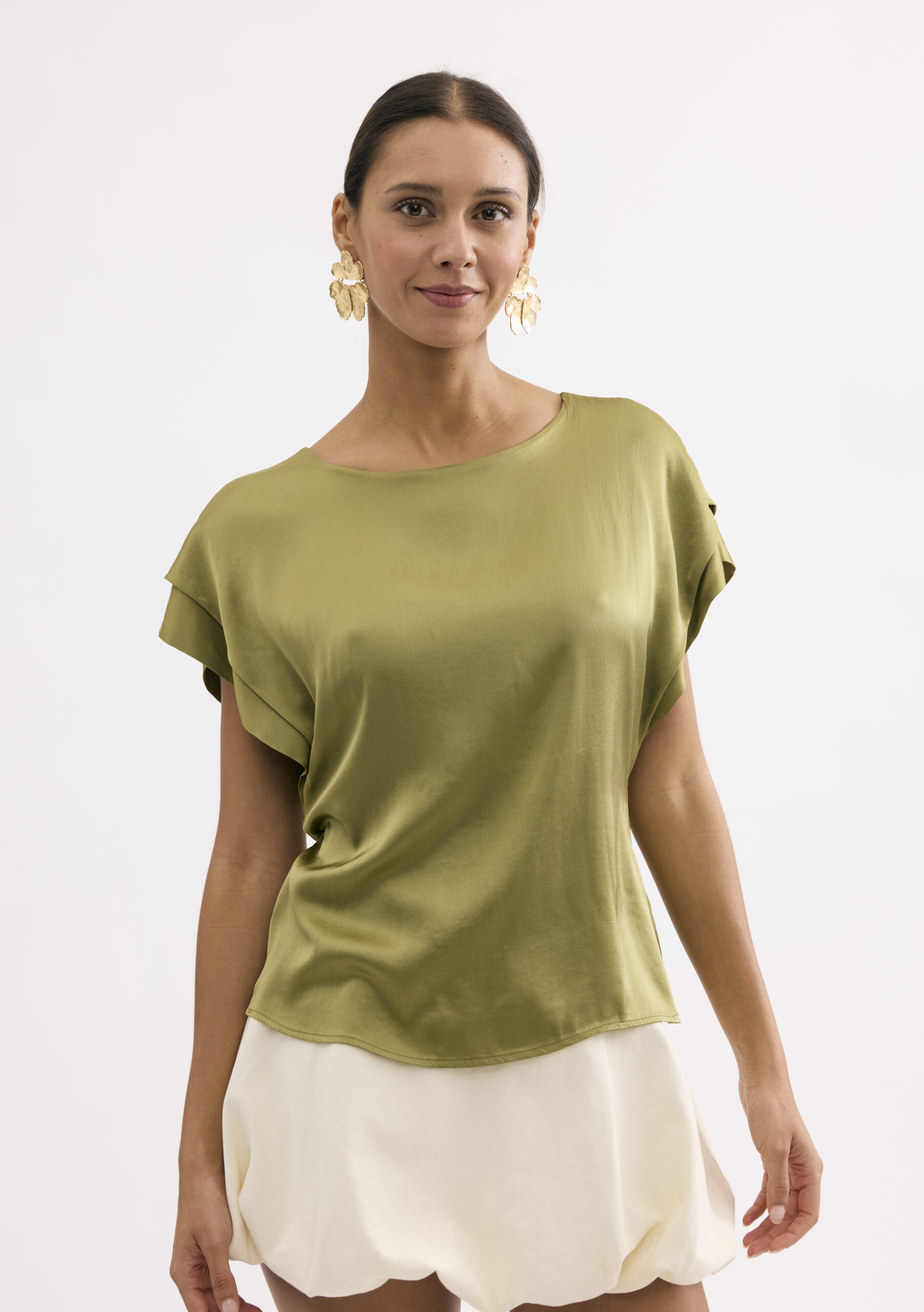 חולצה מבריקה במראה חלק ונשפך