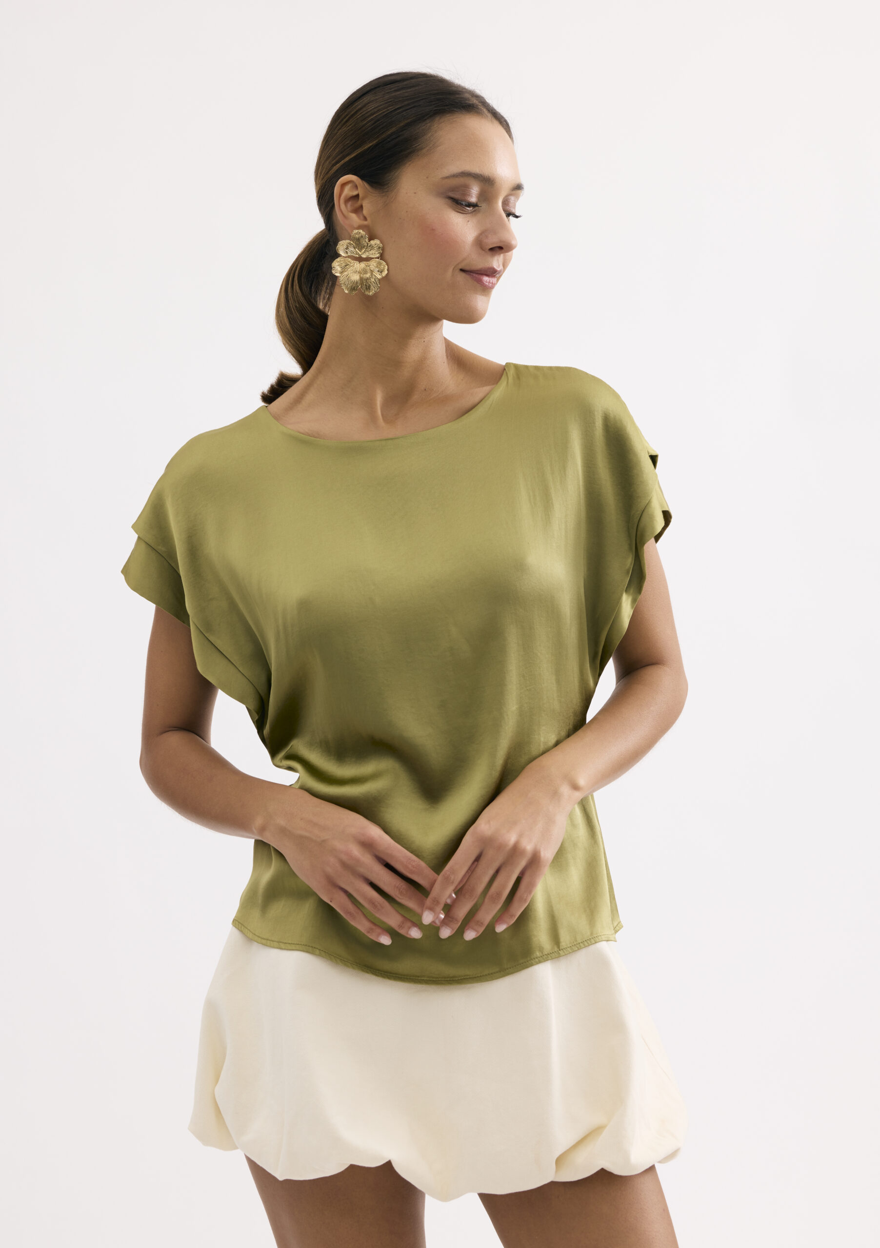 חולצה מבריקה במראה חלק ונשפך