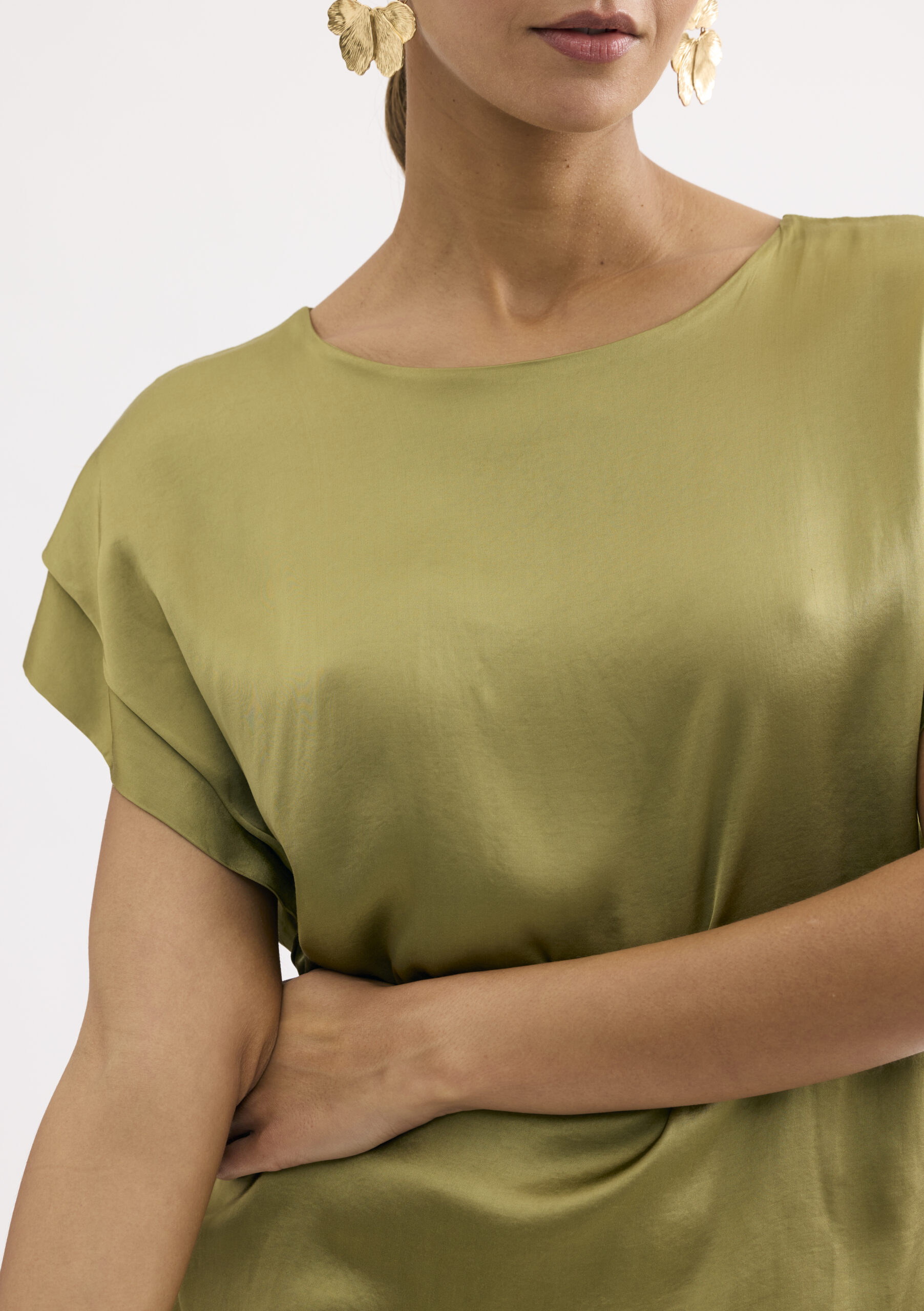 חולצה מבריקה במראה חלק ונשפך