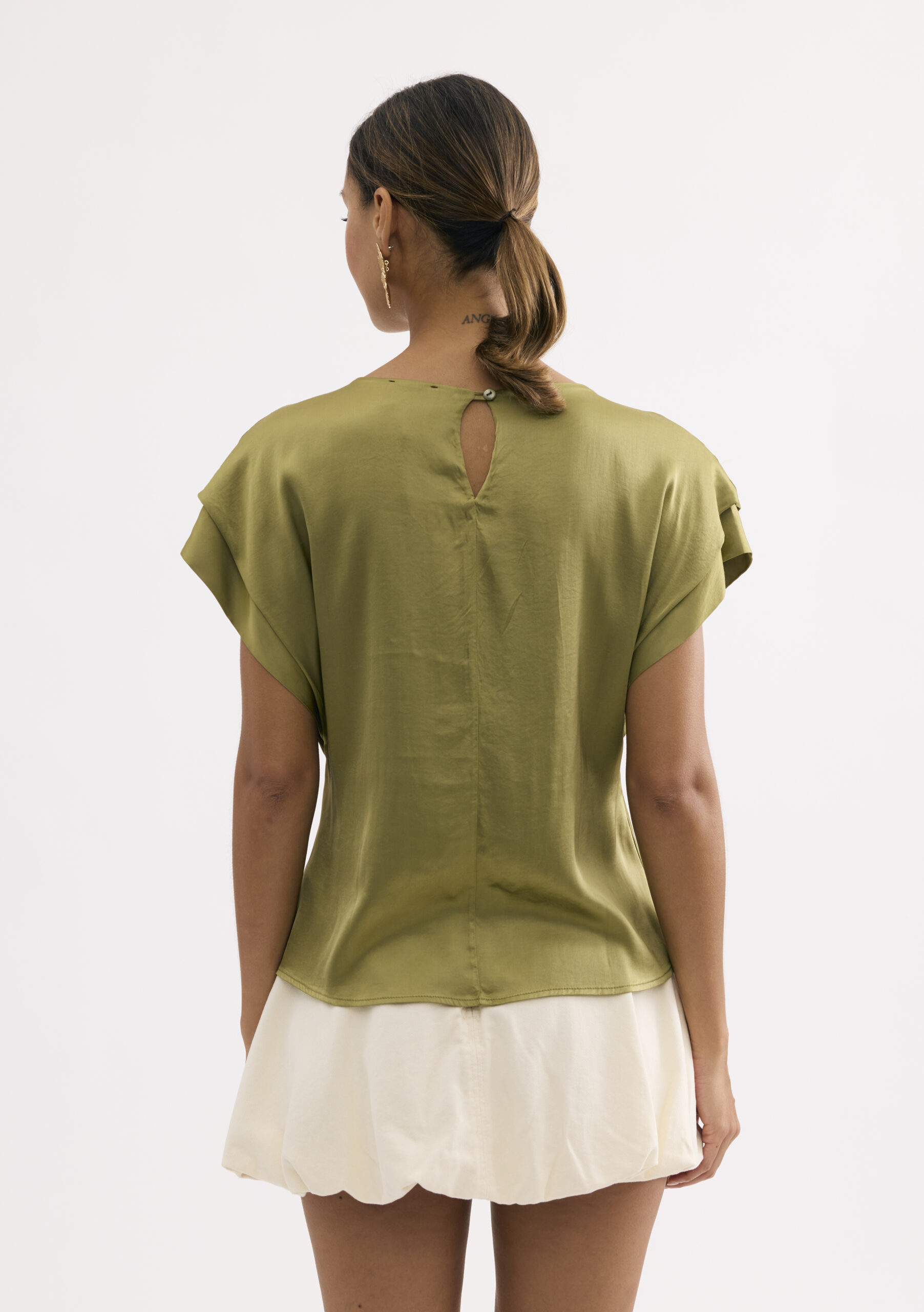 חולצה מבריקה במראה חלק ונשפך