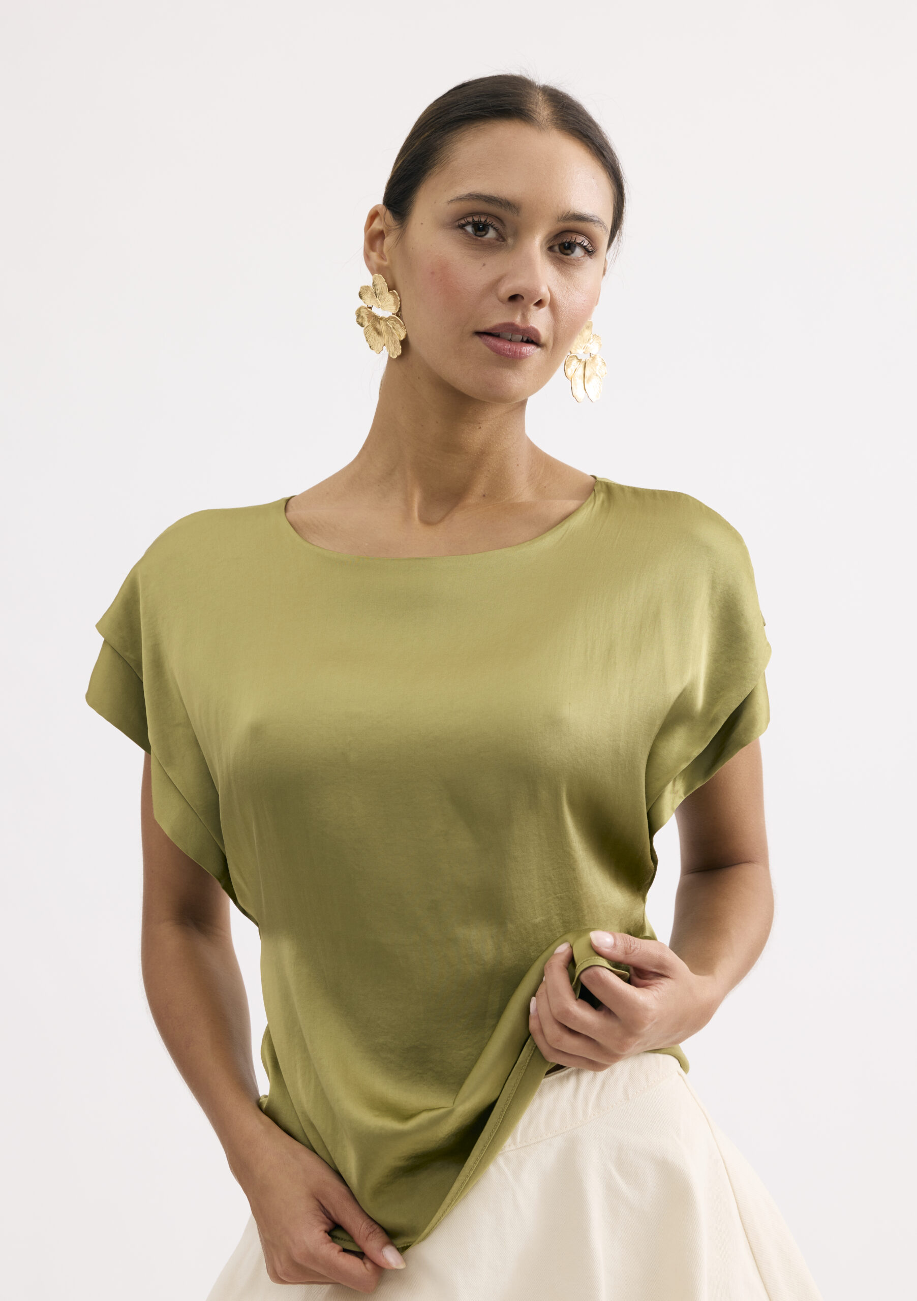 חולצה מבריקה במראה חלק ונשפך