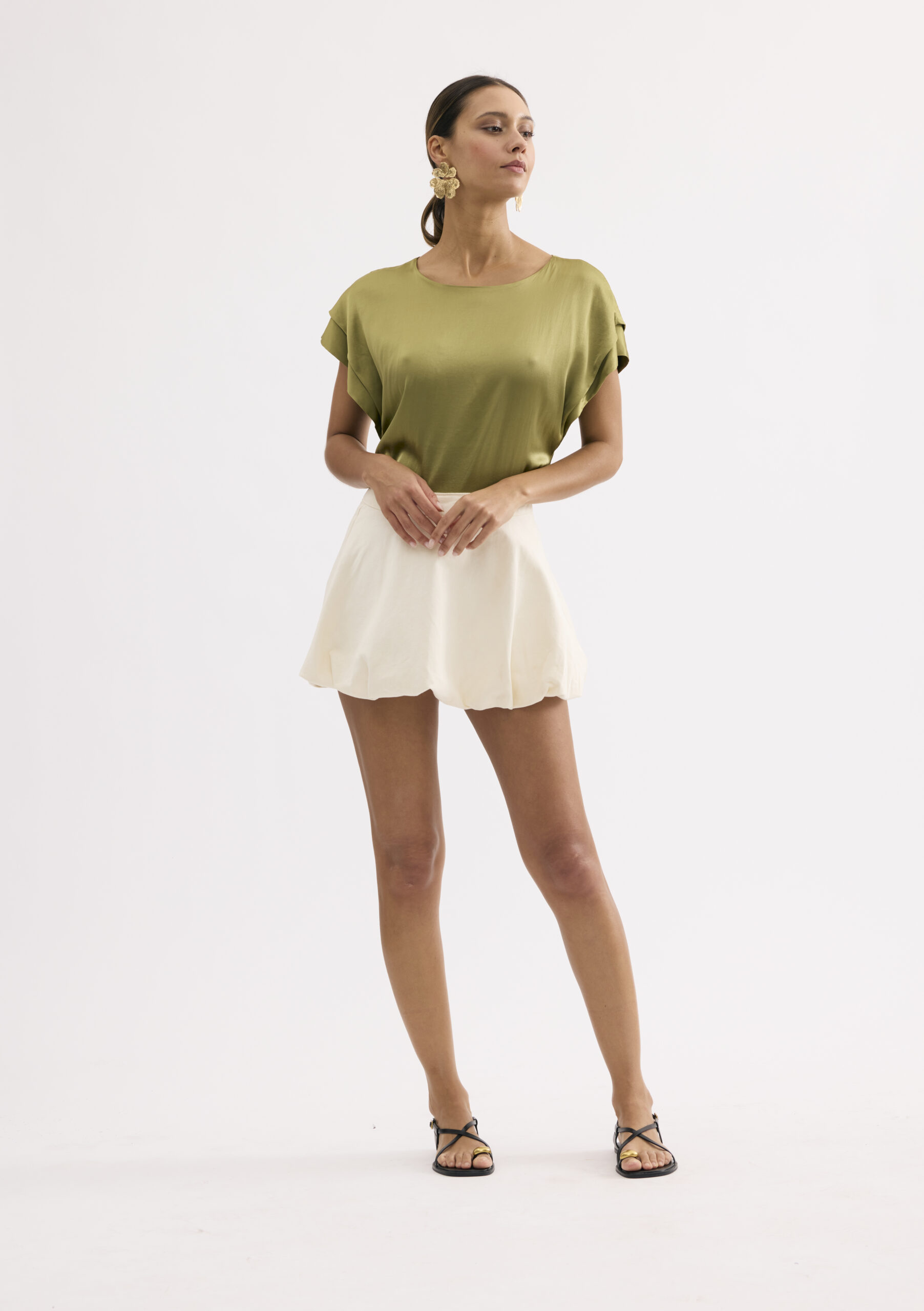 חולצה מבריקה במראה חלק ונשפך