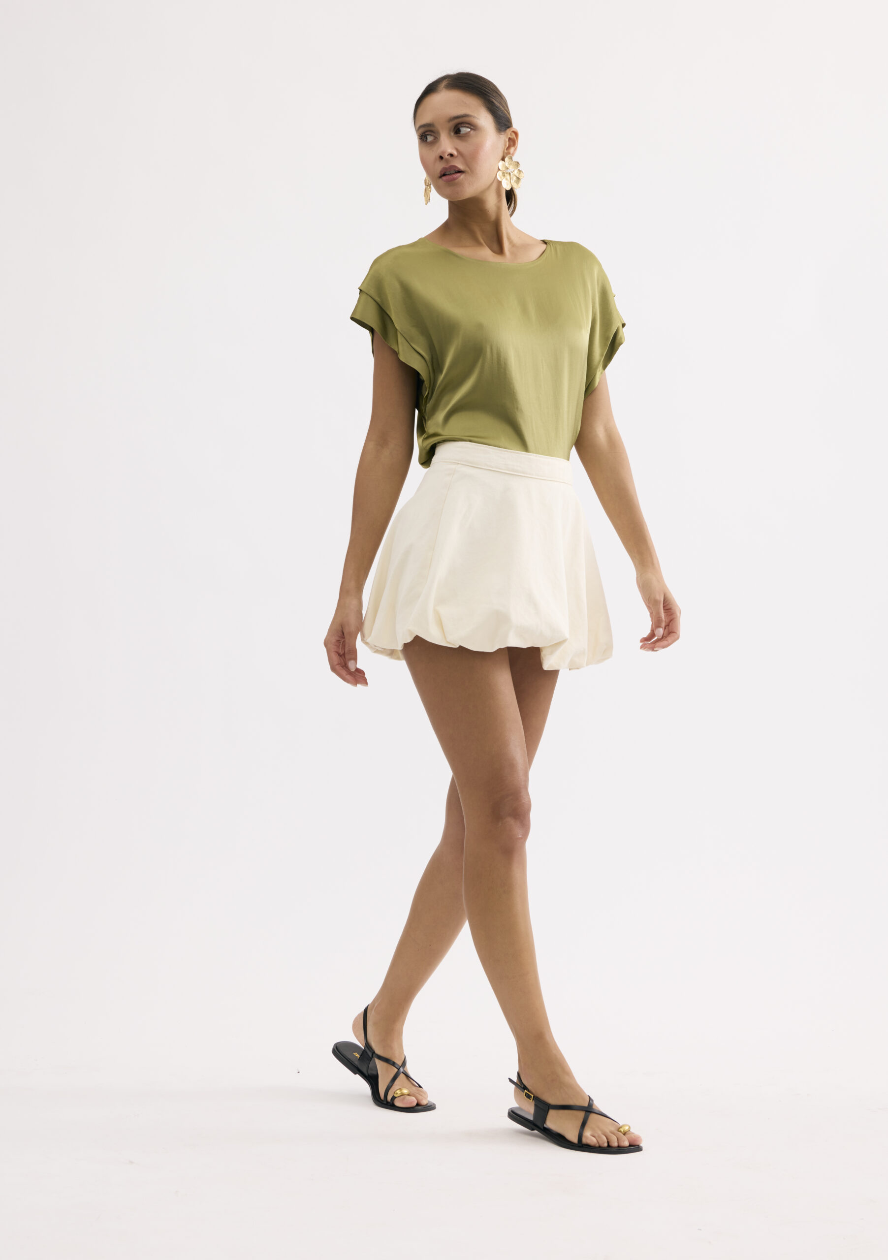 חולצה מבריקה במראה חלק ונשפך