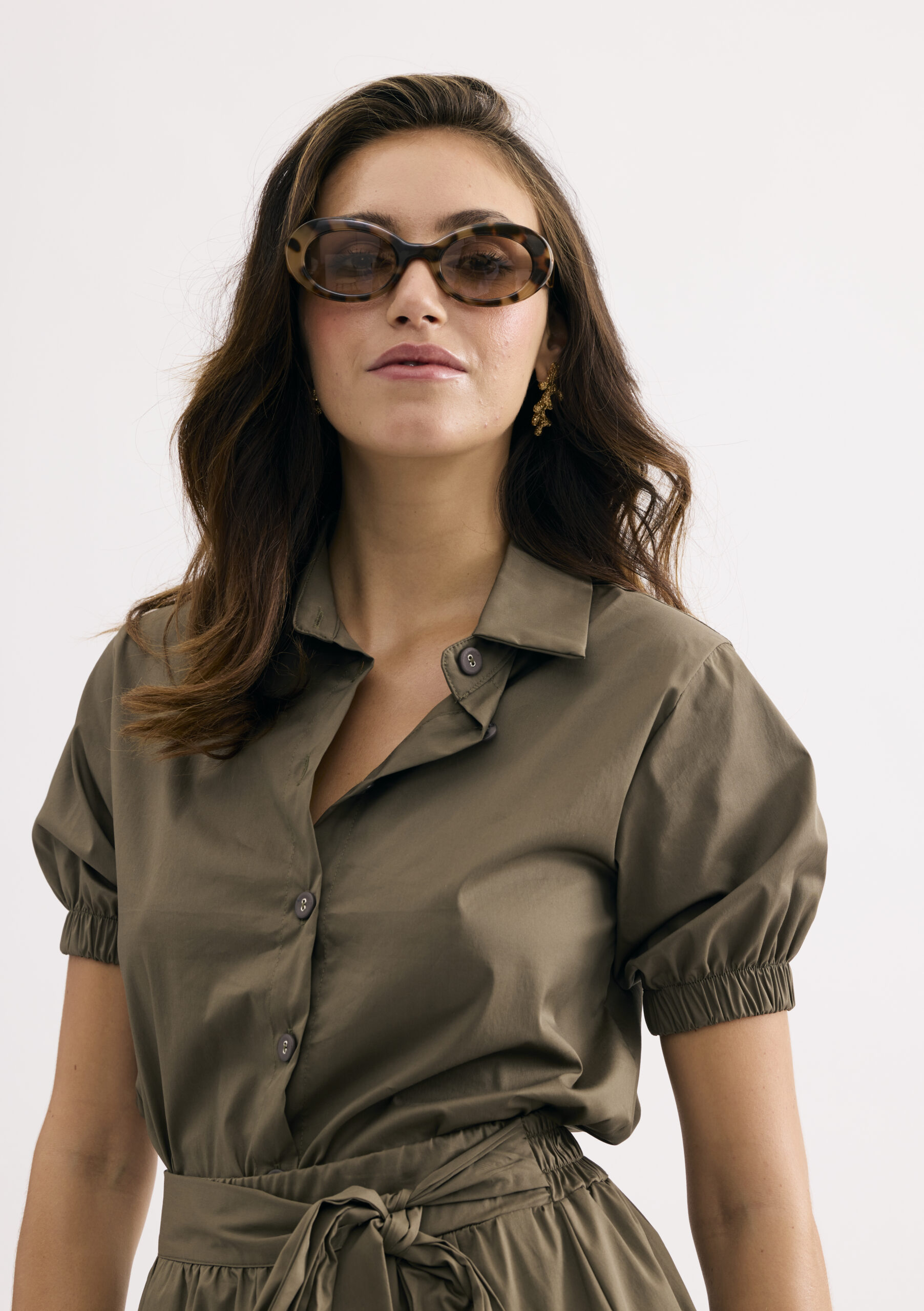 שמלת מידי חאקי עם חגורת קשירה