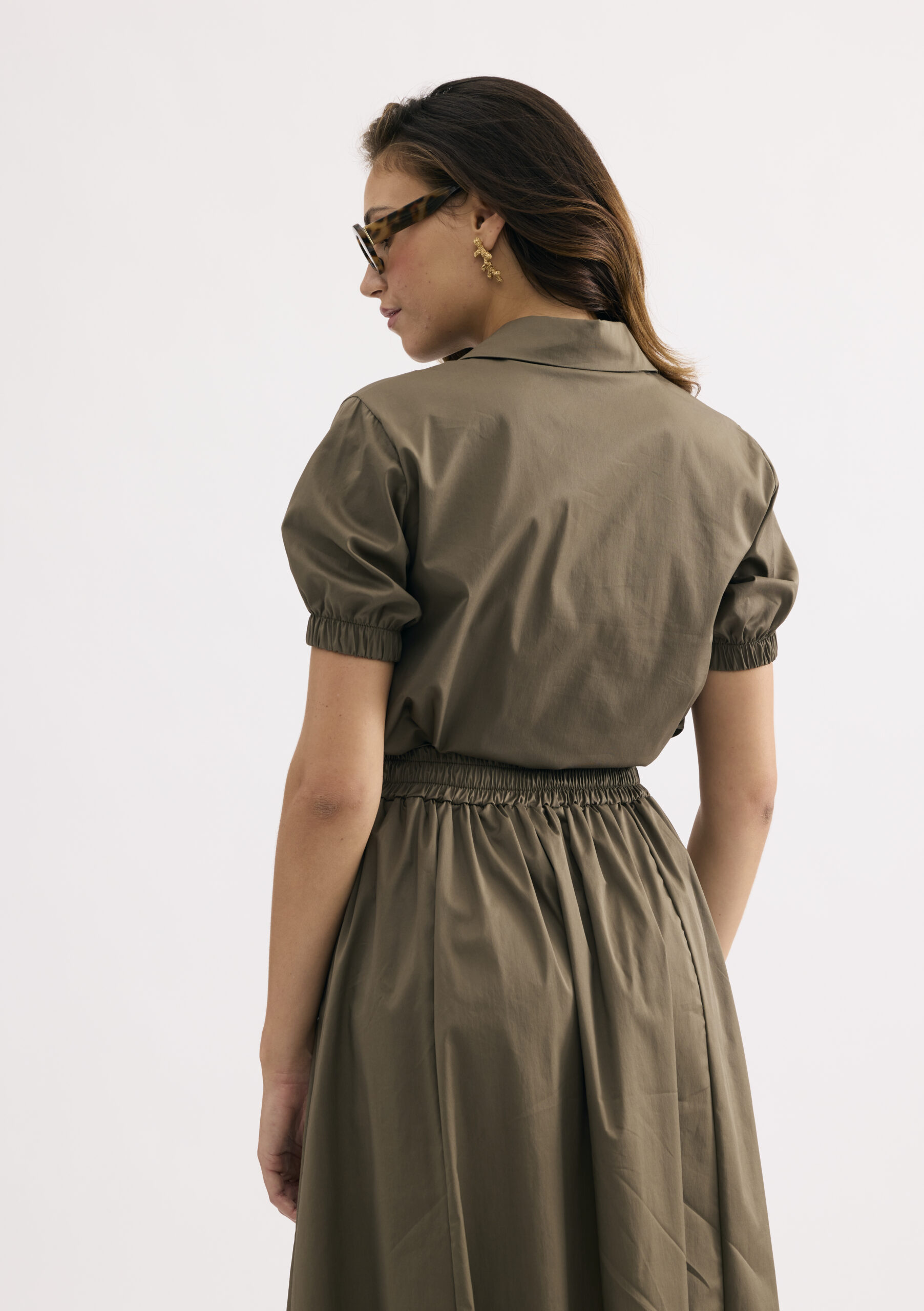 שמלת מידי חאקי עם חגורת קשירה