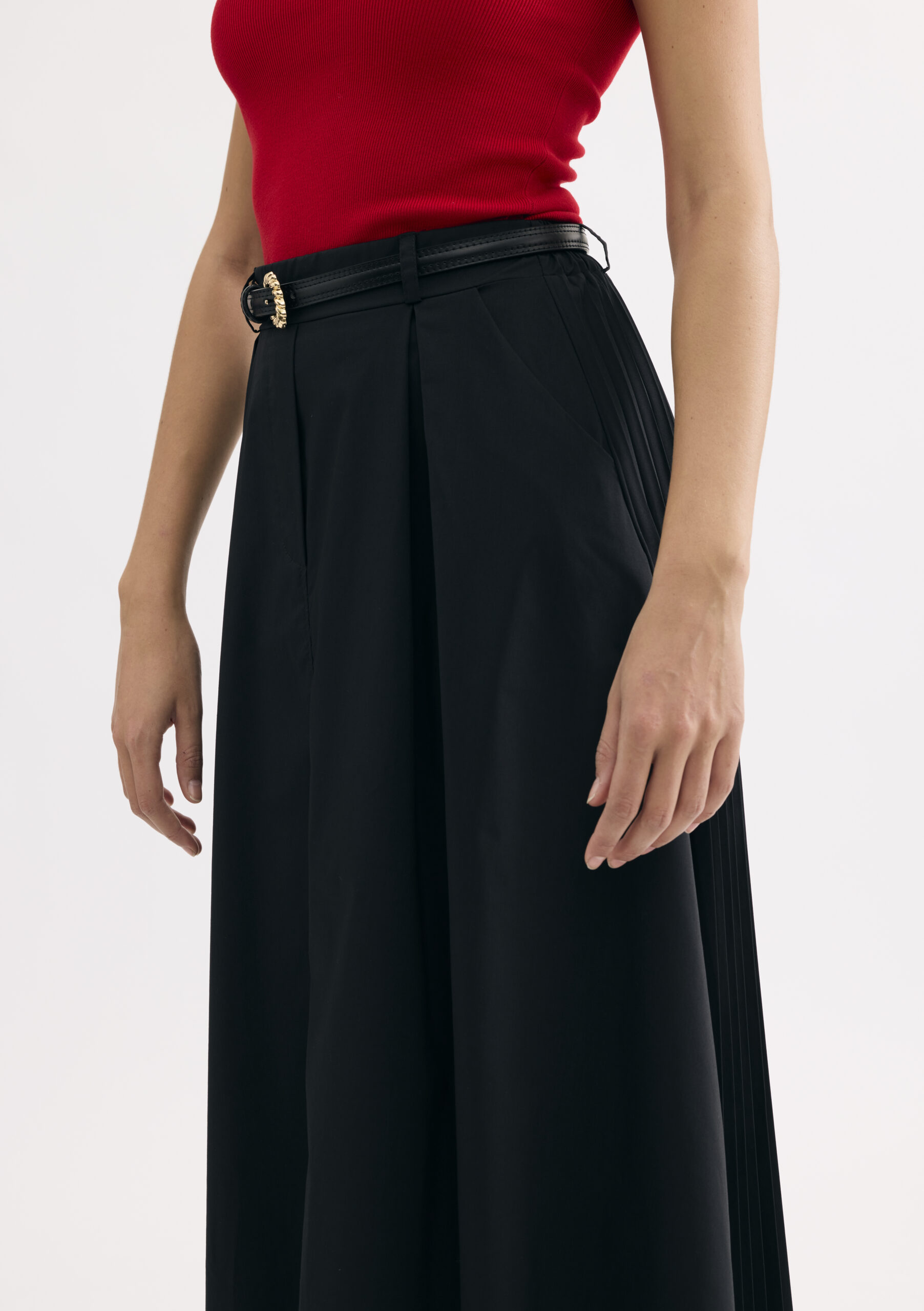 חצאית מידי פליסה בגזרה נשפכת