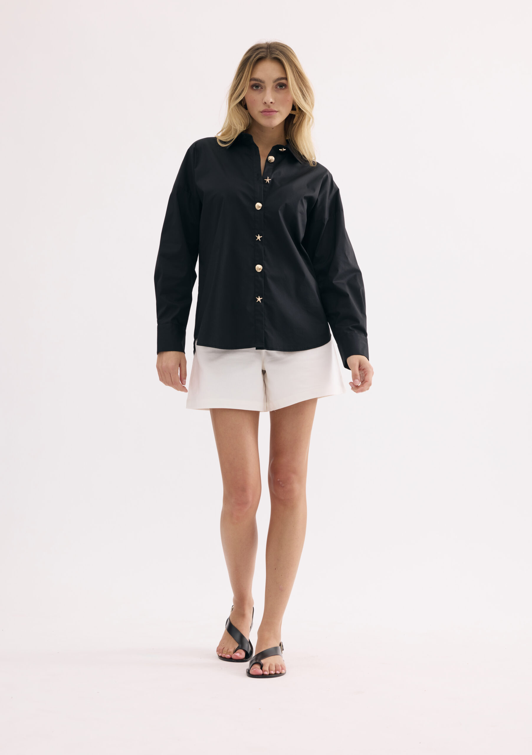 חולצת כפתורים שחורה עם קשירה קדמית