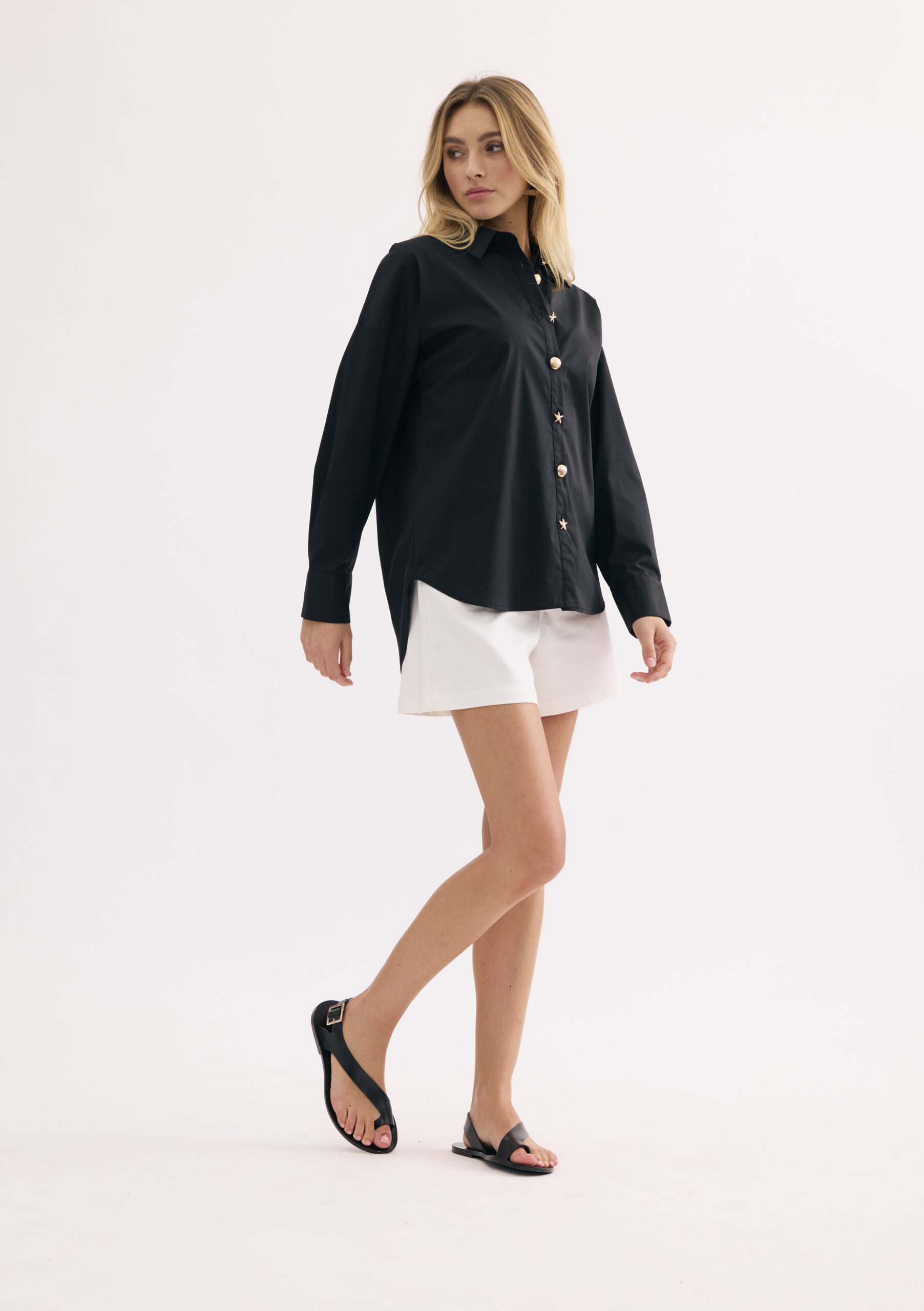 חולצת כפתורים שחורה עם קשירה קדמית