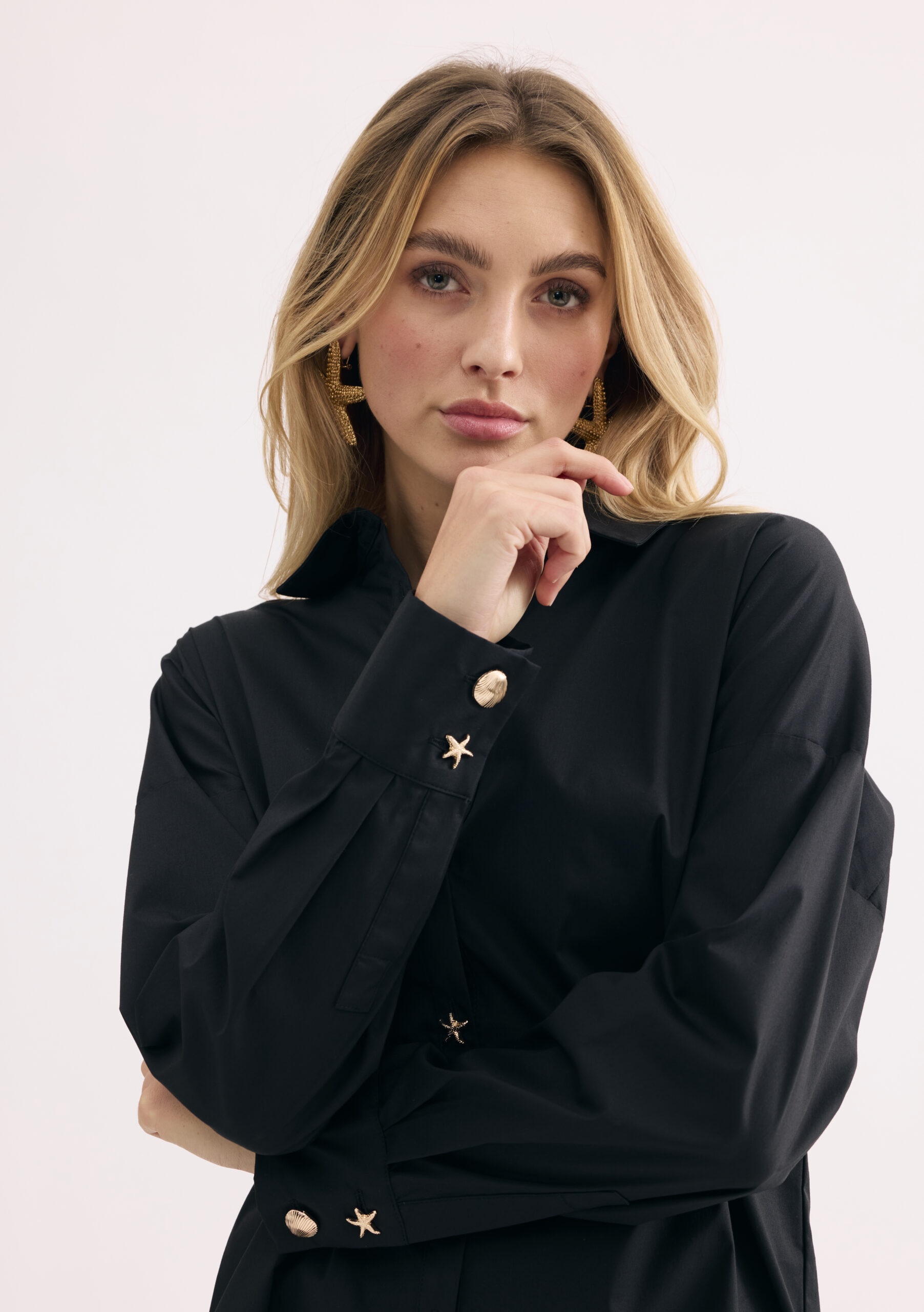 חולצת כפתורים שחורה עם קשירה קדמית