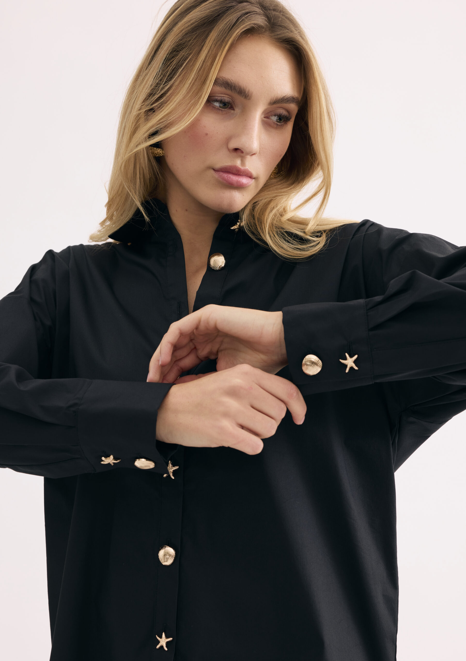 חולצת כפתורים שחורה עם קשירה קדמית