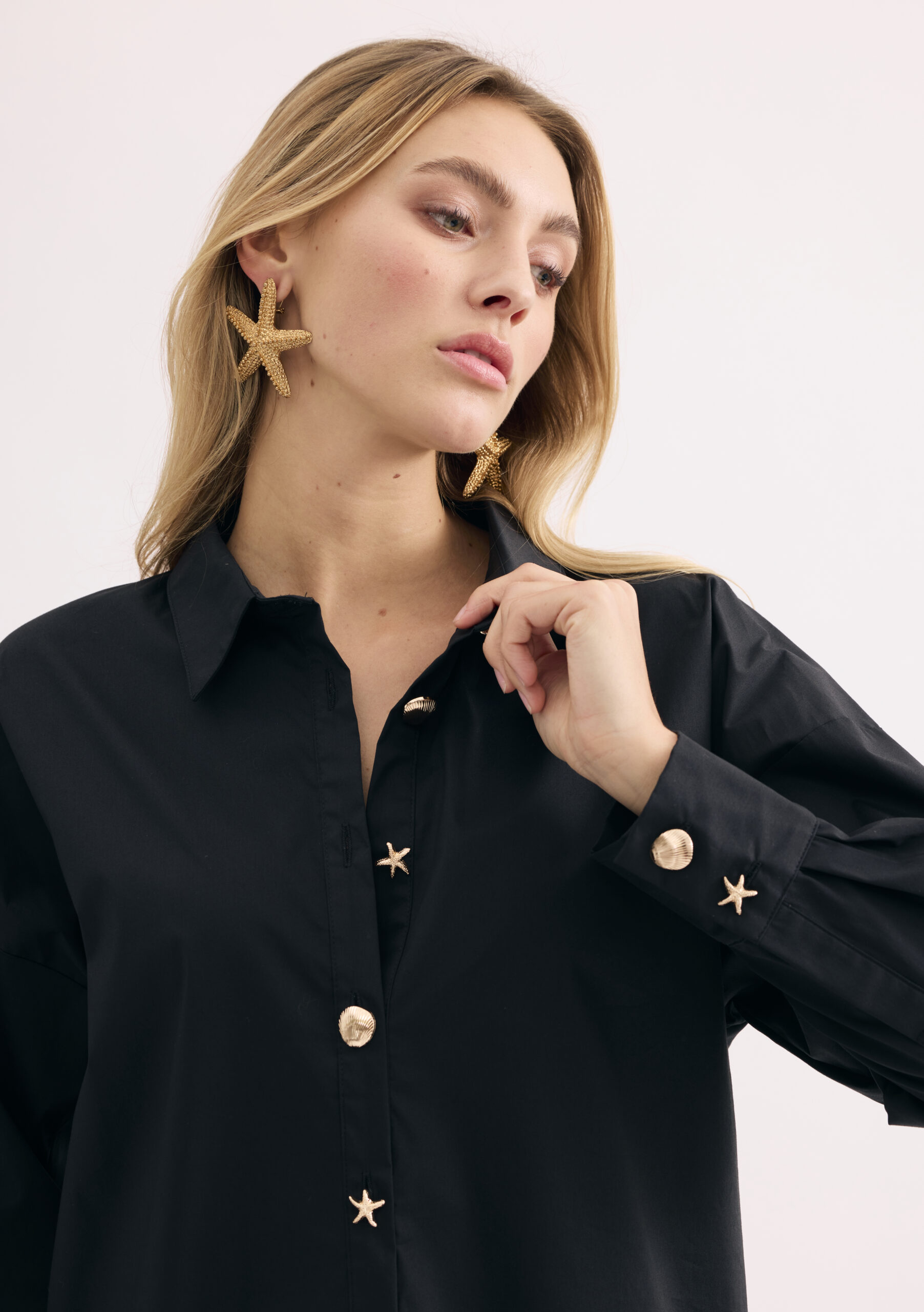 חולצת כפתורים שחורה עם קשירה קדמית