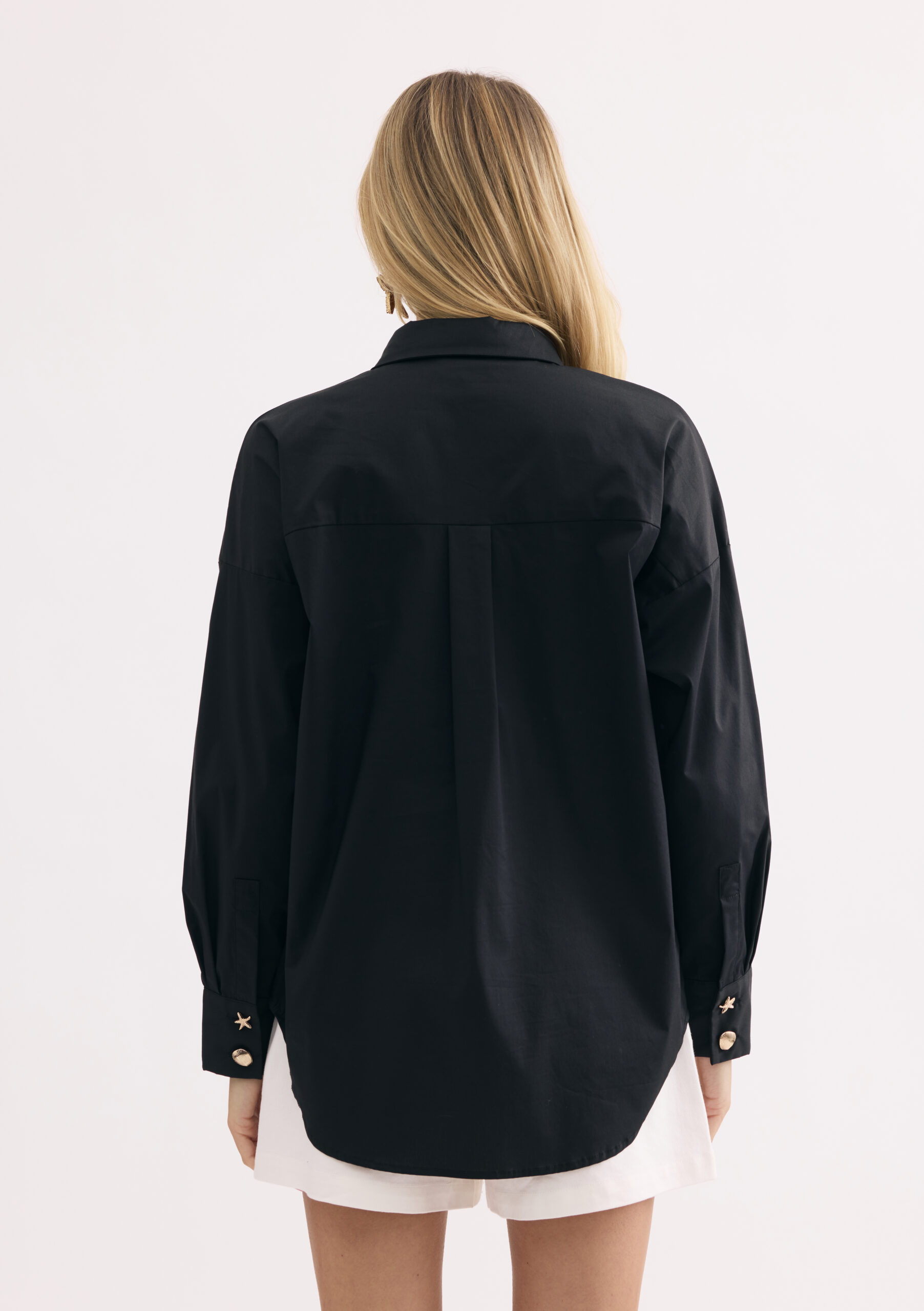 חולצת כפתורים שחורה עם קשירה קדמית