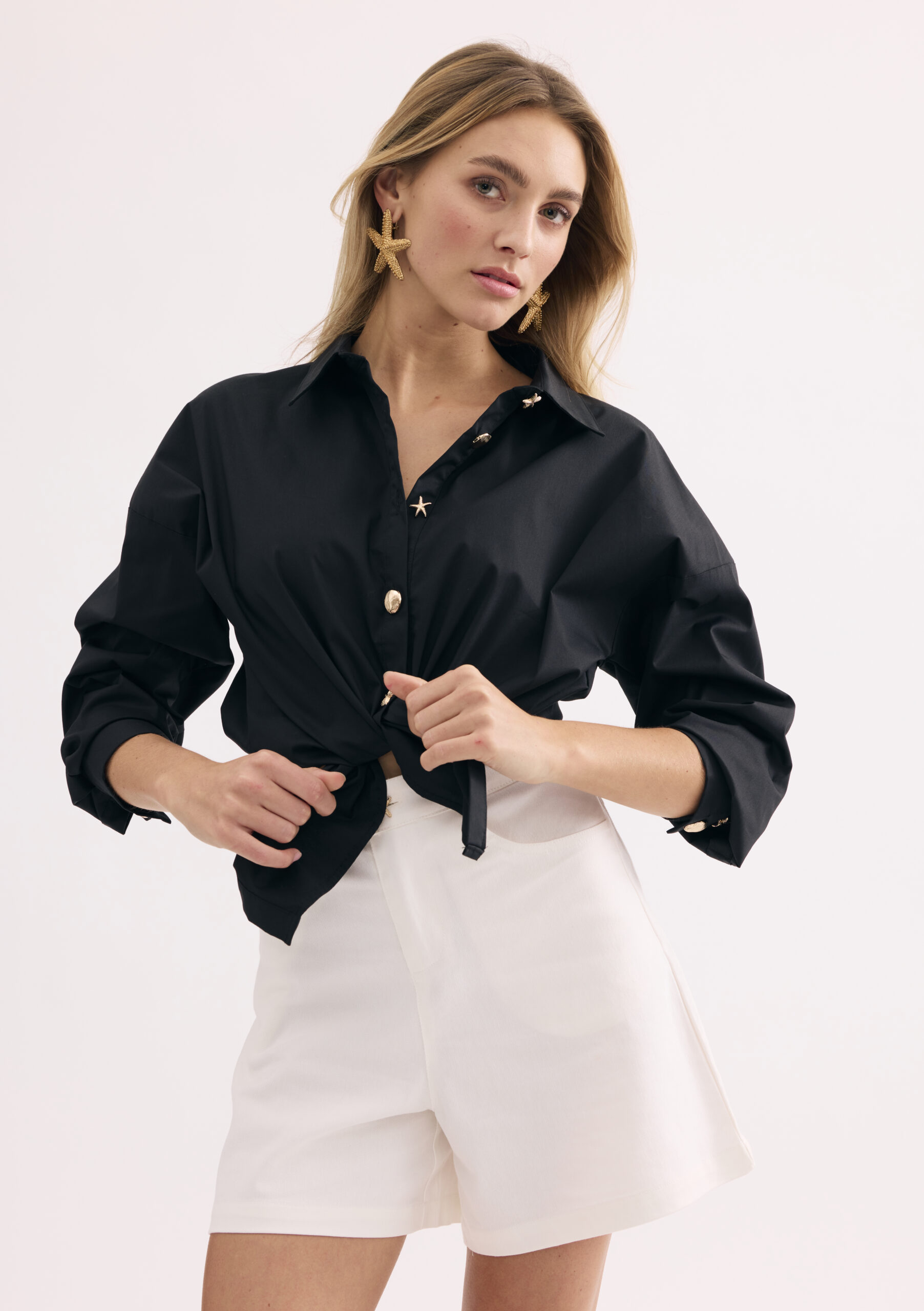 חולצת כפתורים שחורה עם קשירה קדמית