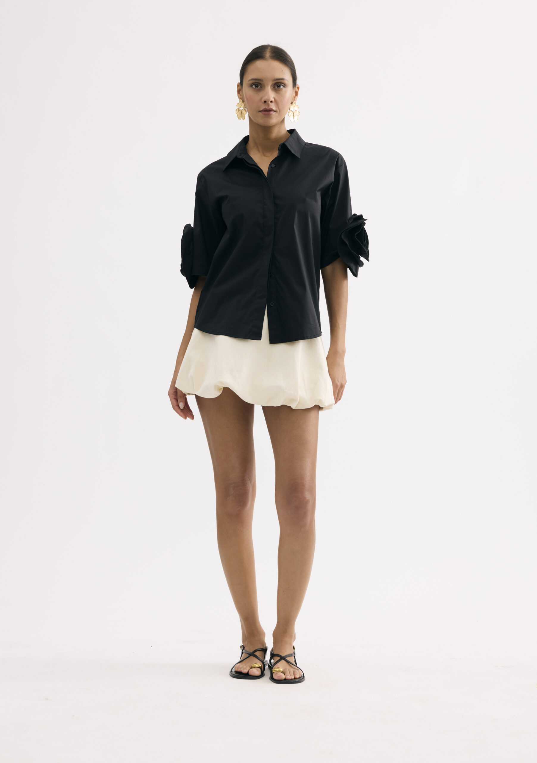 חולצת כפתורים עם קשירה קדמית ועיטור פרח