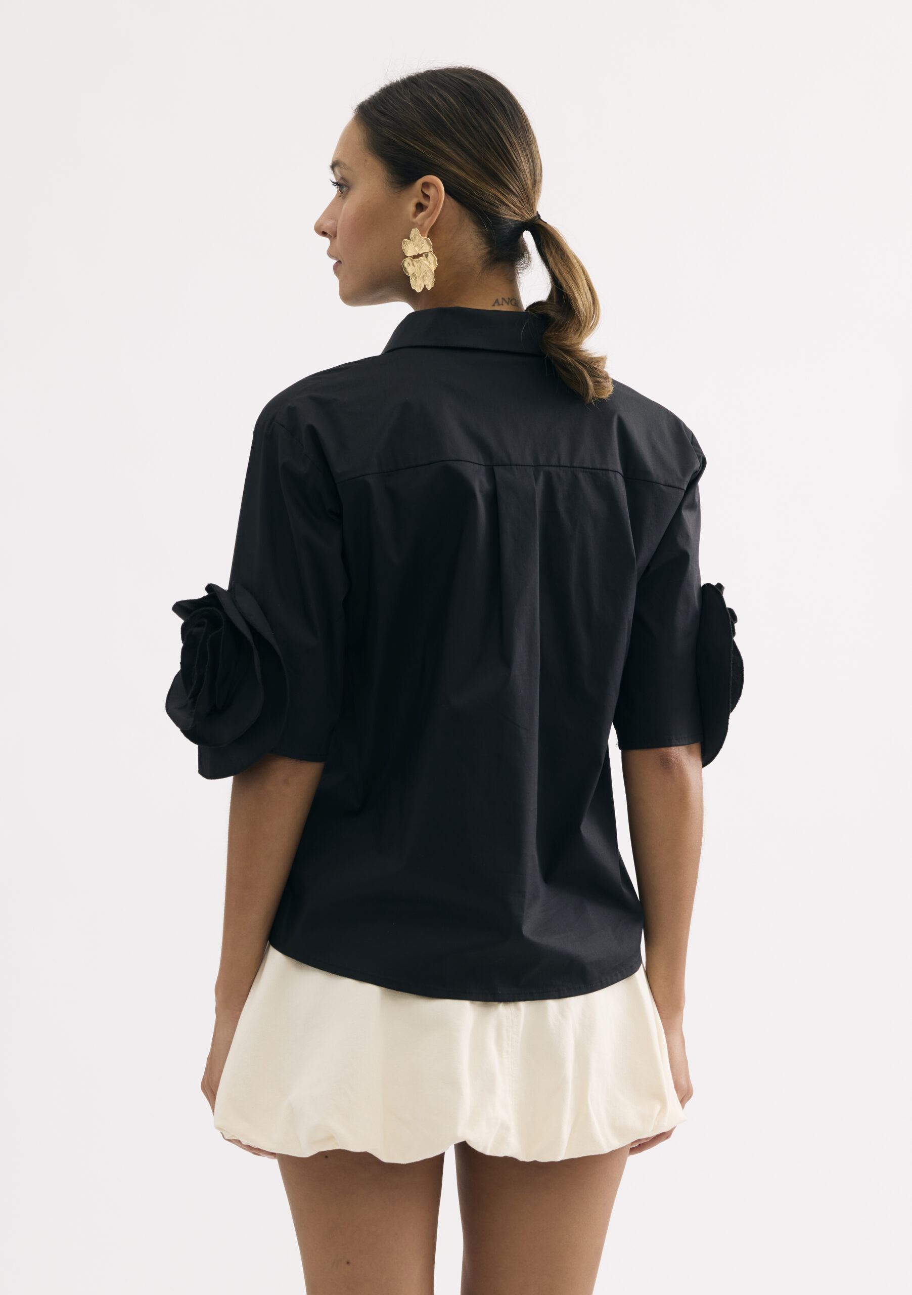 חולצת כפתורים עם קשירה קדמית ועיטור פרח