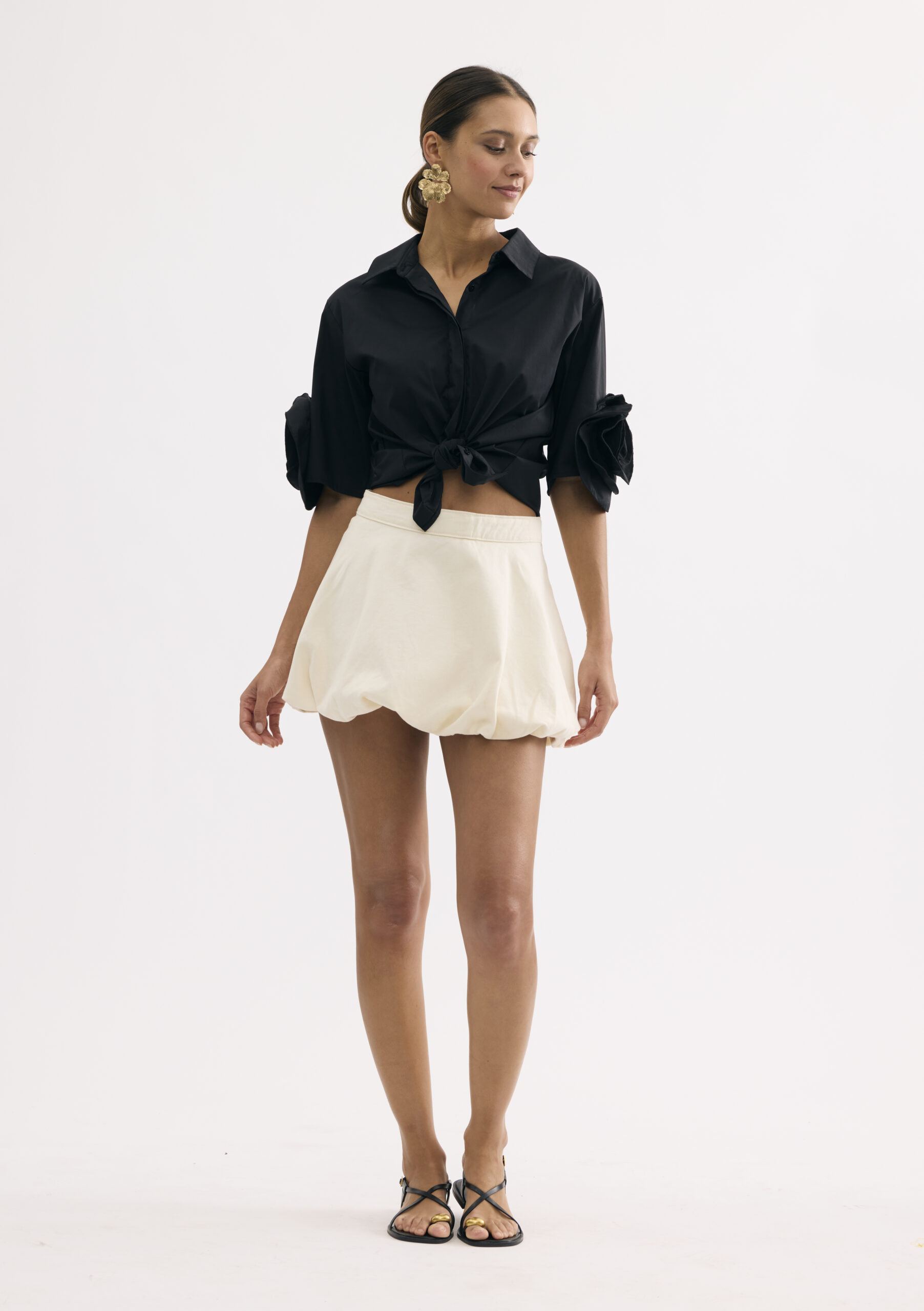 חולצת כפתורים עם קשירה קדמית ועיטור פרח