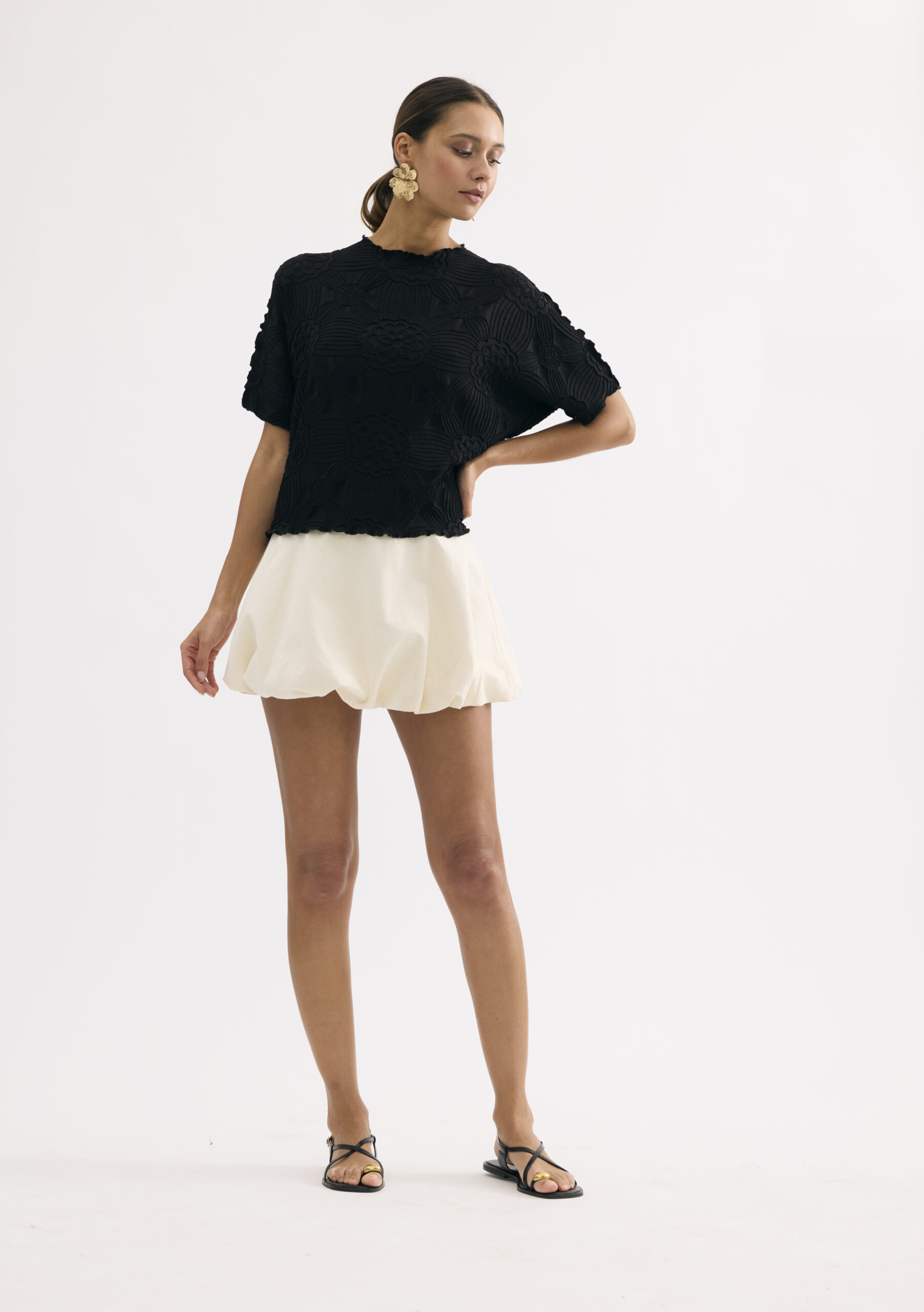 חולצה בטקסטורת פרחים בולטת וגימורים גליים