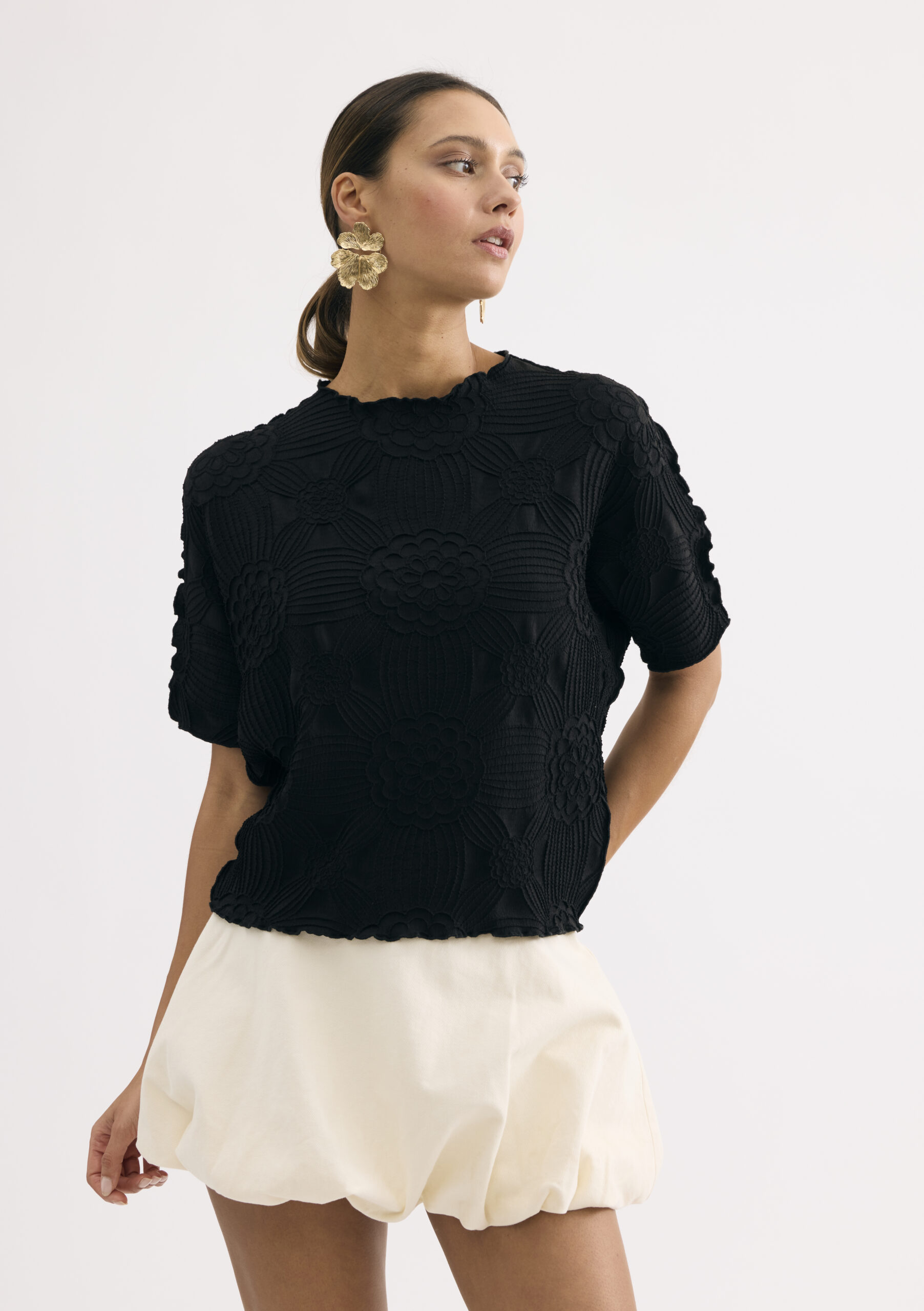 חולצה בטקסטורת פרחים בולטת וגימורים גליים